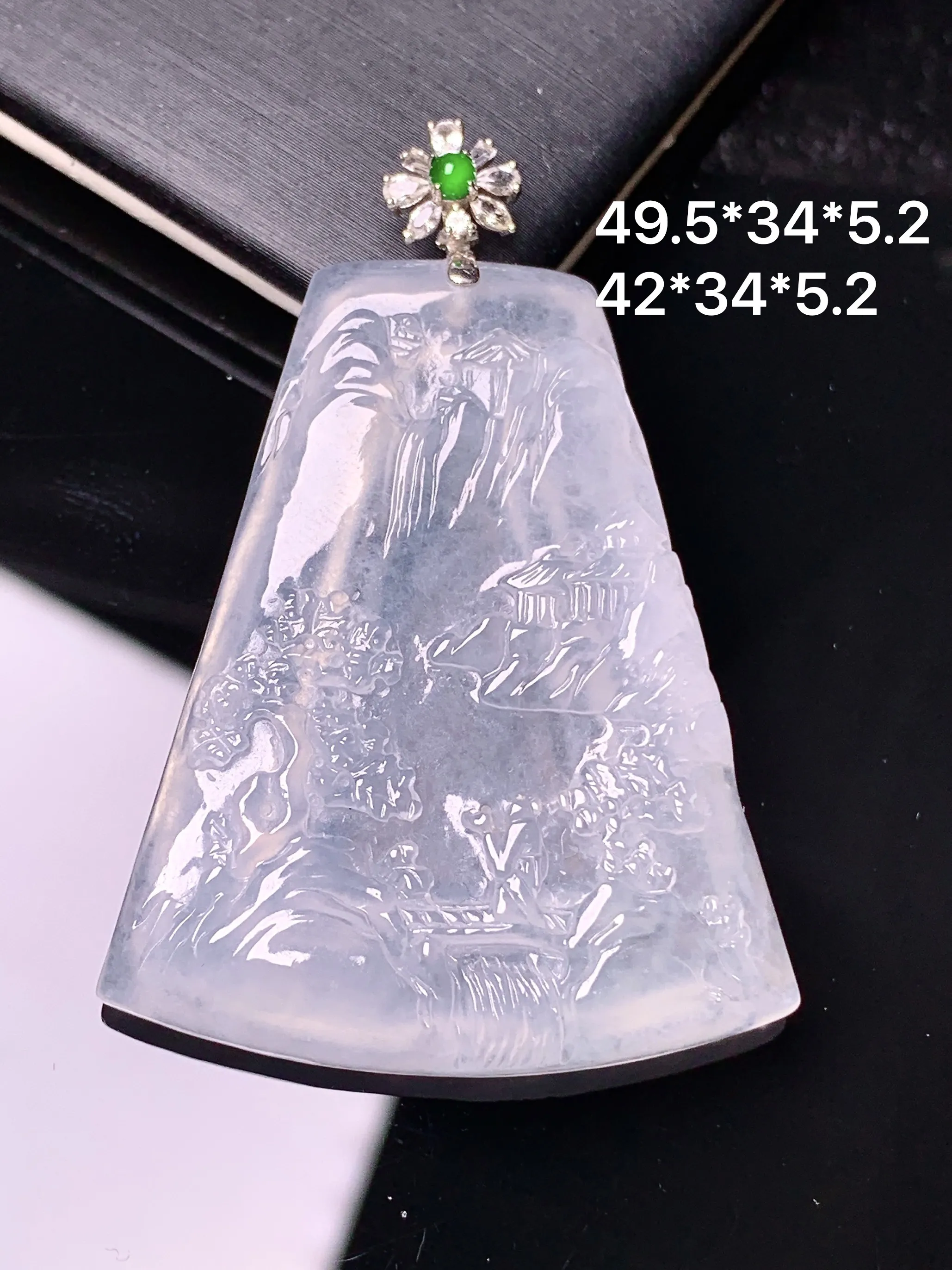 18k金钻镶嵌冰种山水牌子吊坠 玉质细腻 水润亮眼 色泽艳丽 整体尺寸49.5*34*5.2