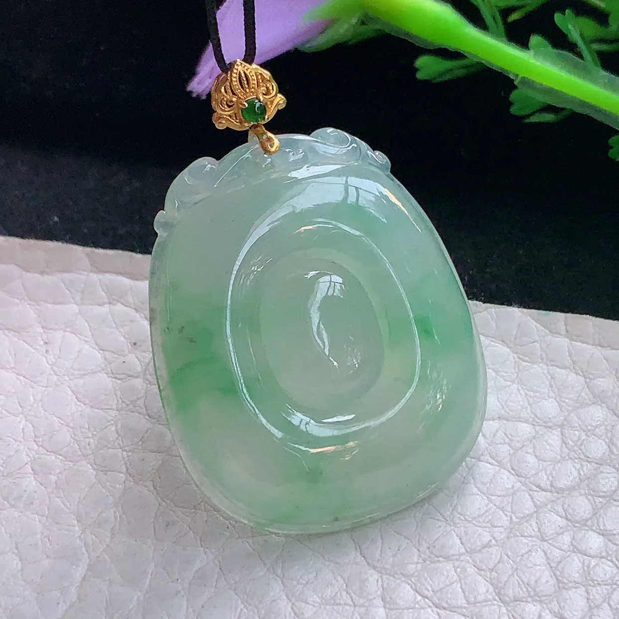 x54自然光33.8*28*5.8精美翡翠a货冰绿福贝玉吊坠 玉挂件