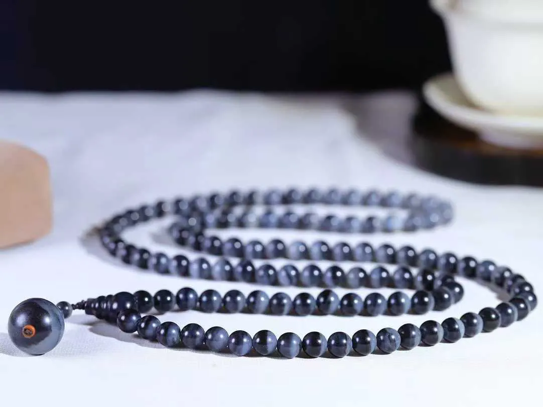 【链.108】

新疆和田青花籽料108挂链 玉质温润细腻 油性十足 佩戴舒适。珠珠落玉盘，间关莺语花底滑，一生美好时光，无论身在何处，都有它相伴相守。事事顺遂，幸福美满，吉祥如意。重96.2克 尺寸取一7.9mm FDA-781251493