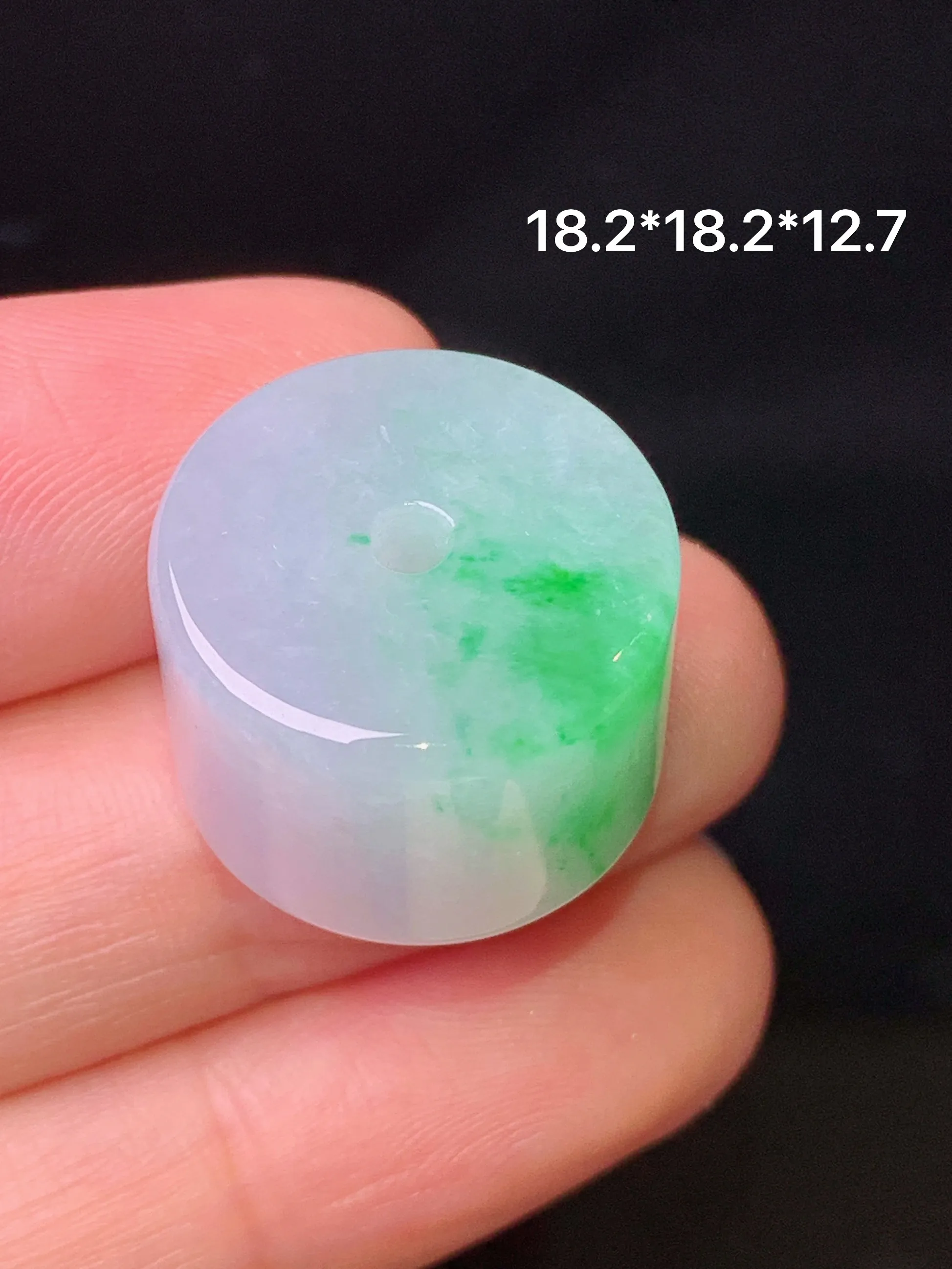 飘绿路路通吊坠 玉质细腻 水润亮眼 色泽艳丽 整体尺寸18.2*18.2*12.7