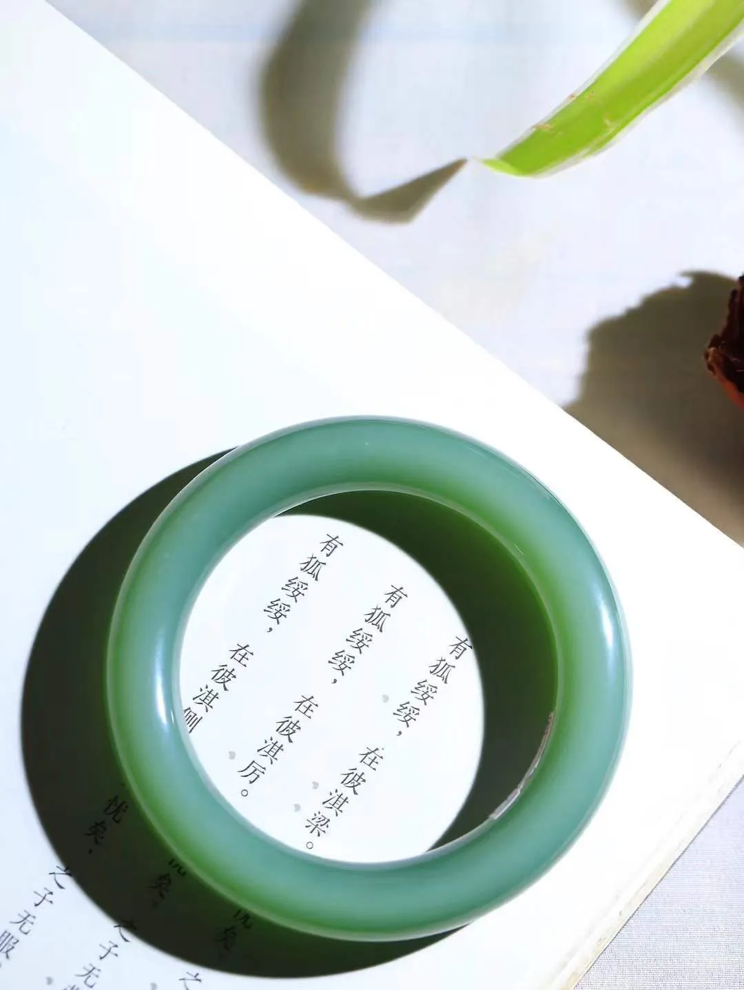 【碧色荡漾·手镯】

收藏级传家臻品和田玉碧玉猫眼手镯，玉质细腻温润，手感舒适，️线条流畅，简约大气，美自天成，佩戴于腕间，婉约之美，举手投足间透出那份低调奢华，醉人心扉。重65.32克  内径圈口54mm  尺寸11.6-11.5mm  FDA-661201233