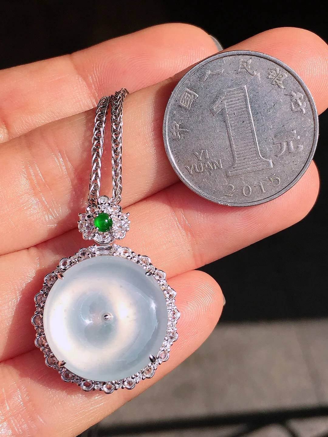 冰种平安扣吊坠，玉质细腻，荧光感超
强，饱满圆润，尽显优雅气质，18k
金豪华镶嵌