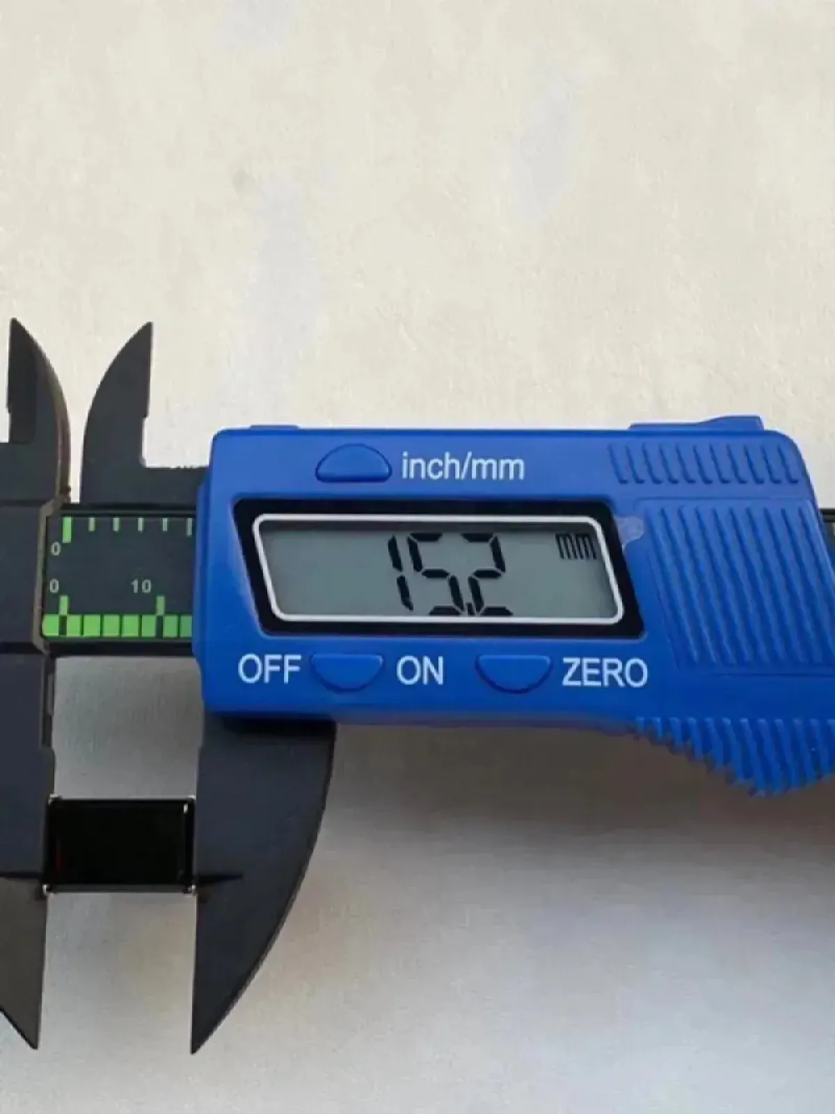 墨翠：【方形戒指】18K金+南非钻镶嵌，细腻干净，黑度极黑，性价比高，做工精致，打灯透绿 裸石尺寸：15.2*9.4*4.9.