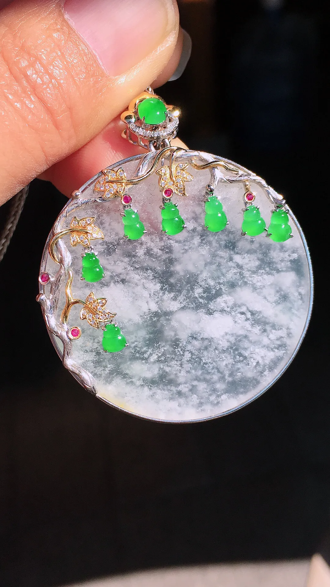 冰种平安扣吊坠，色泽均匀艳丽，玉质细腻，荧光感超
强，饱满圆润，尽显优雅气质，18k
金豪华镶嵌