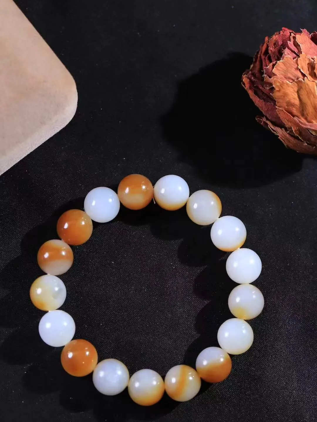 【珠圆玉润.手串】

精品和田玉糖白玉珠圆玉润手串 玉质温润细腻  整串打磨圆润，佩戴舒适。珠珠落玉盘，间关莺语花底滑，一生美好时光，无论身在何处，都有它相伴相守。事事顺遂，幸福美满，吉祥如意。重44.5克 尺寸取一11.8mm FDL-161201413