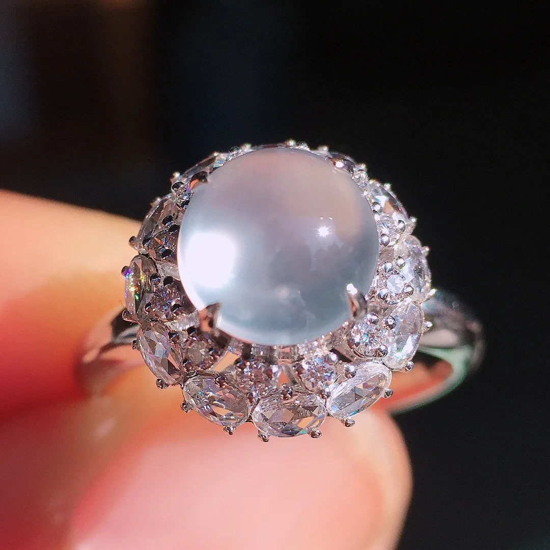 玻璃种蛋面戒指，玉质细腻，荧光感超
强，饱满圆润，尽显优雅气质，18k
金豪华镶嵌