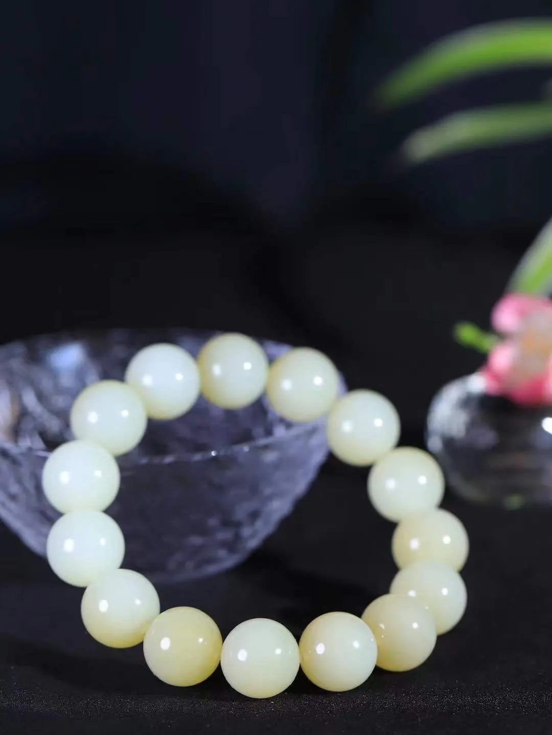 【珠圆玉润.手串】

精品和田玉糖白玉珠圆玉润手串 玉质温润细腻  整串打磨圆润，佩戴舒适。珠珠落玉盘，间关莺语花底滑，一生美好时光，无论身在何处，都有它相伴相守。事事顺遂，幸福美满，吉祥如意。重76.8克 尺寸取一15mm  FDL-791201268