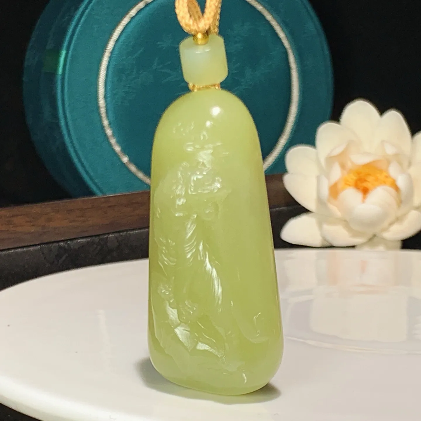 新疆和田玉若羌黄口料龙佑一方挂件。尺寸56/27/15重43克。玉质细腻油润。手推出油。佩戴高端典雅。lt251213