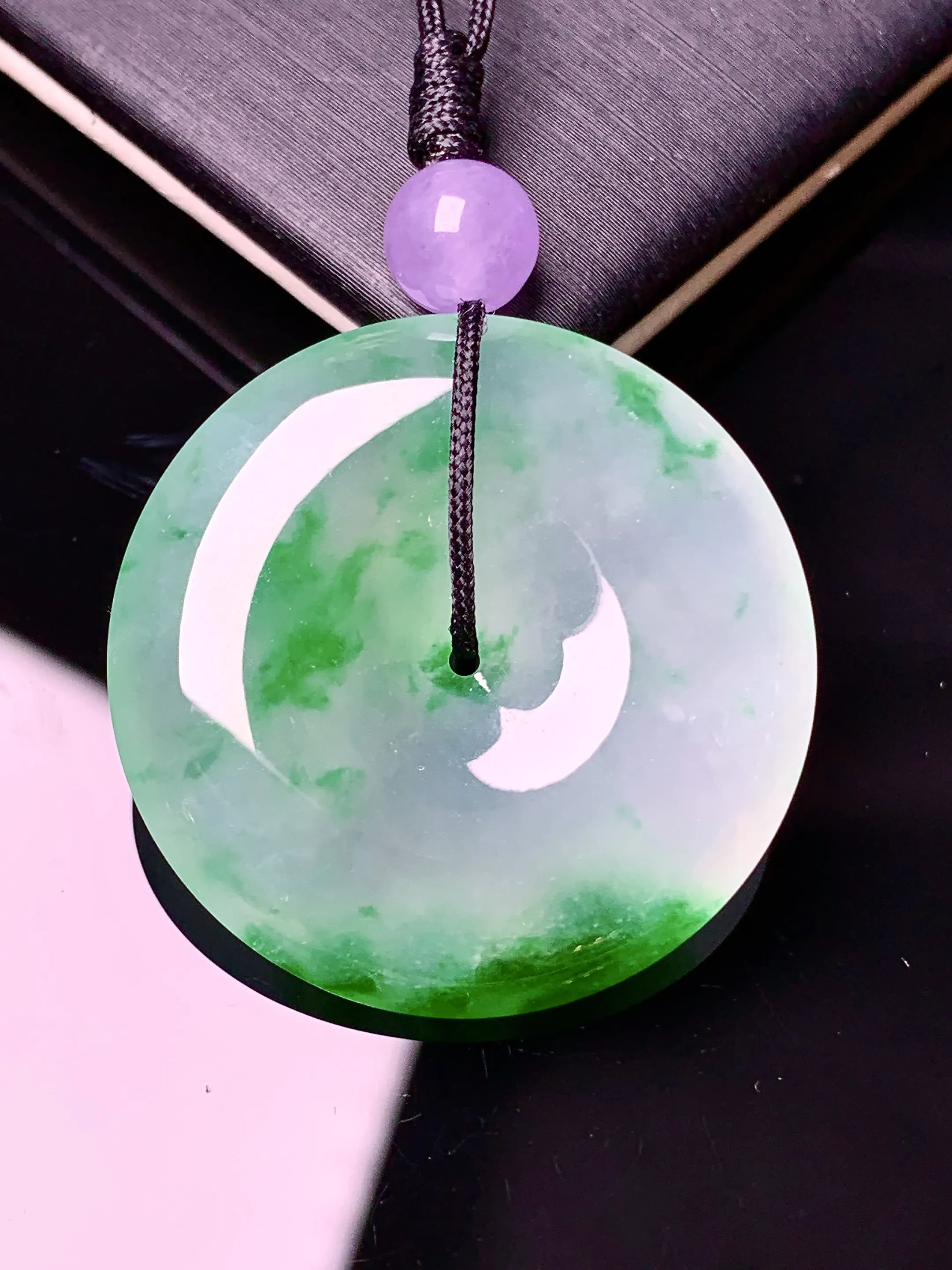 冰种飘绿平安扣吊坠 冰透水润 玉质细腻 色泽艳丽清新 整体尺寸20.5*5.5