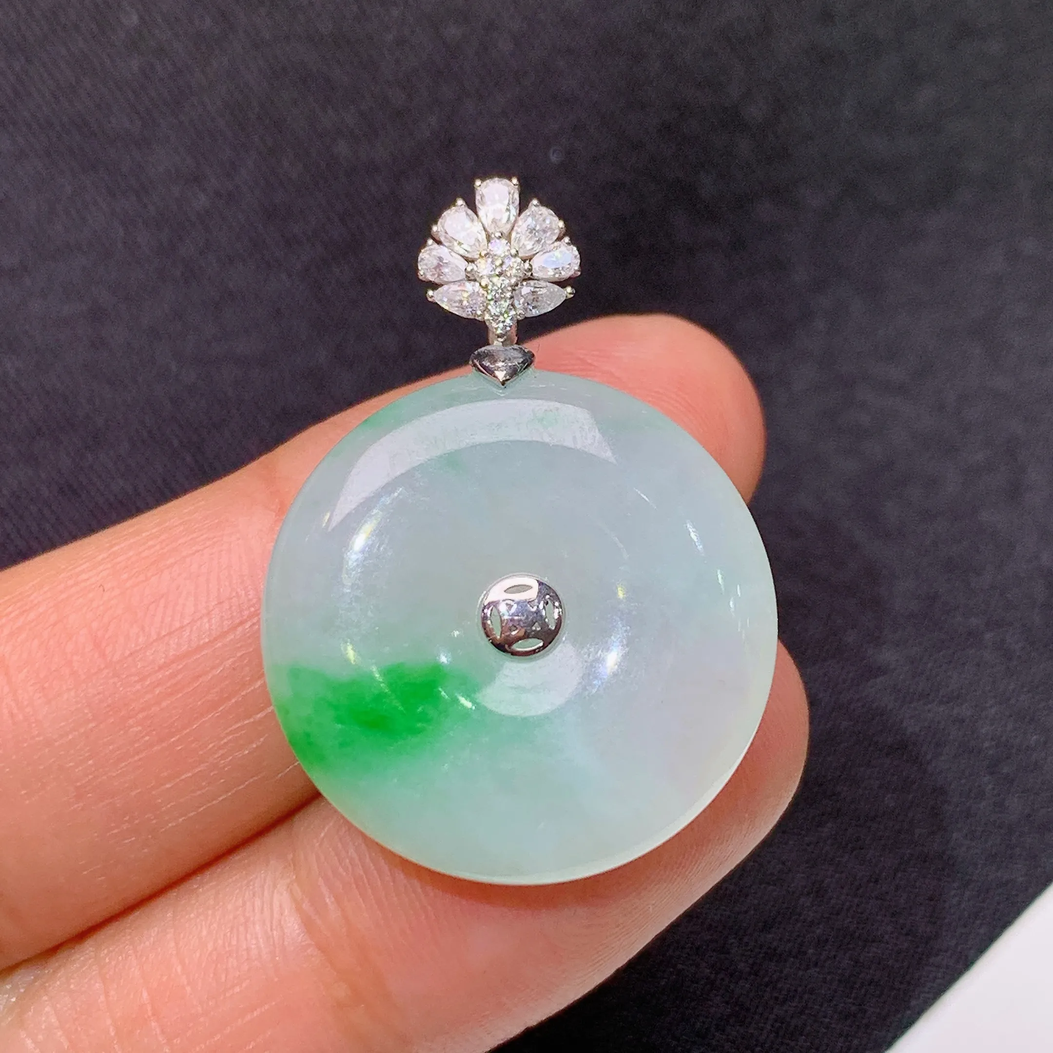 冰飘绿平安扣吊坠，18k金镶嵌，冰润色阳，玉质细腻，种水足，Lu整体尺寸30.2*21.9*5.2