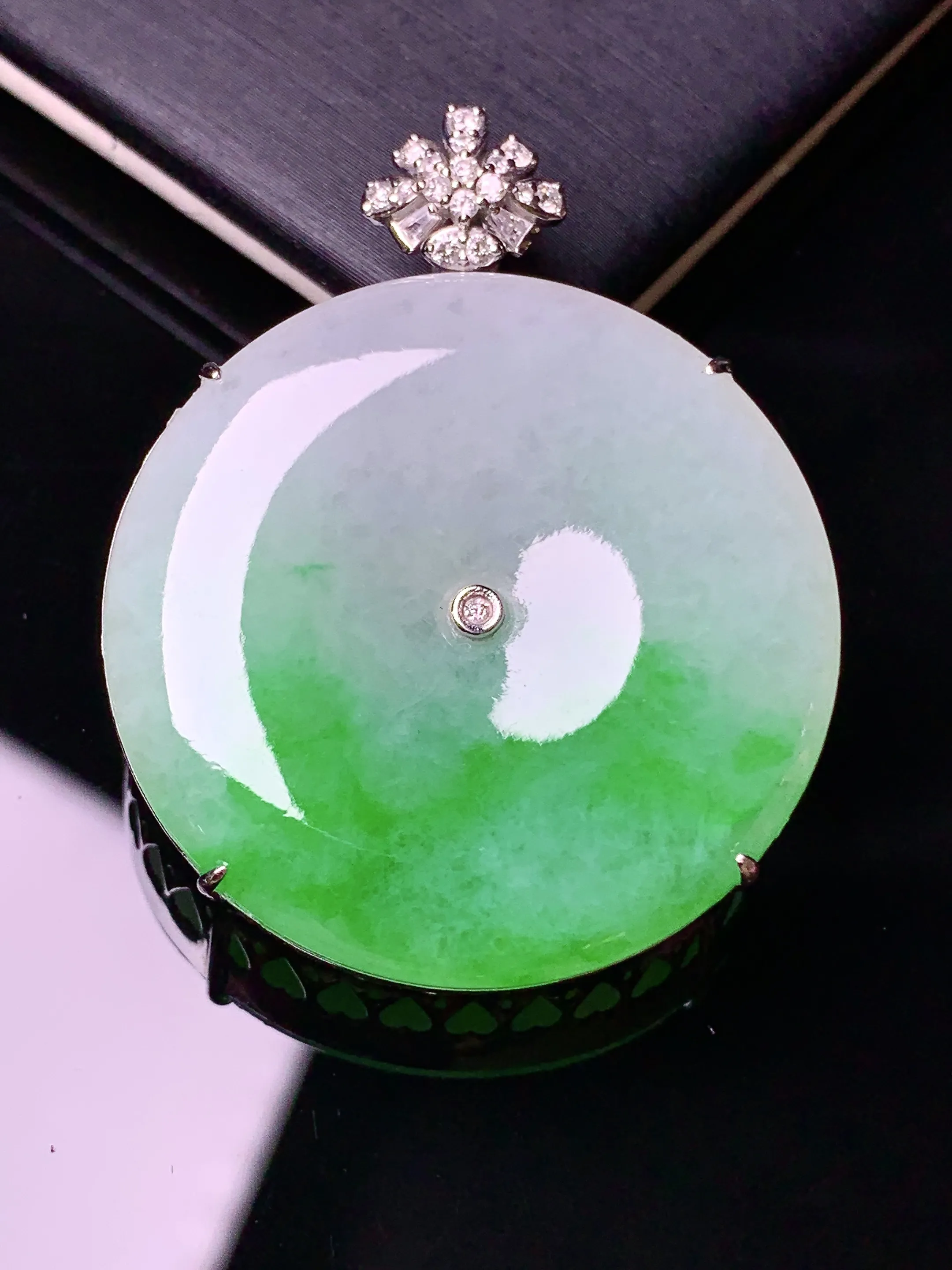 18k金钻镶嵌飘绿平安扣吊坠 玉质细腻 水润亮眼 色泽艳丽 整体尺寸40.2*32*7.6