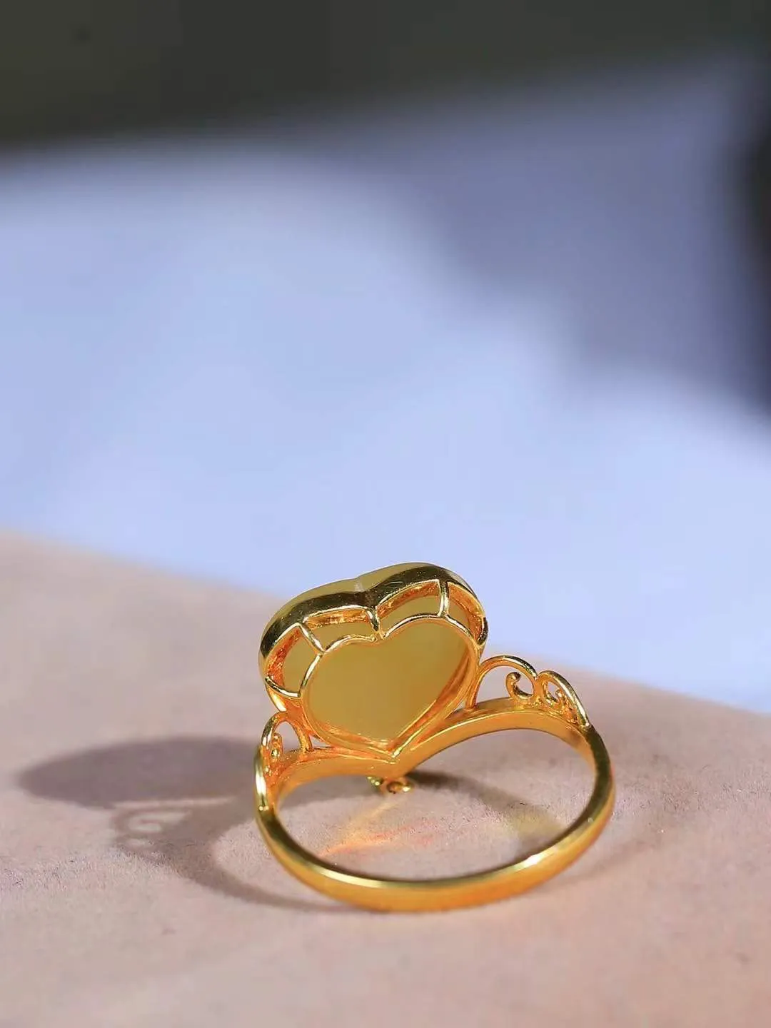 【金镶玉.心心相印.戒指】

精品️和田玉蜂蜜水金镶玉爱心戒指 玉质细腻温润 油性十足 此件寓意获得希望与爱情，心心相印，幸福美满。 18K金镶嵌，精致时尚 （保真金 可检测贵金属18K金）重3.16克  尺寸16.8-10-11.7mm 111201233A