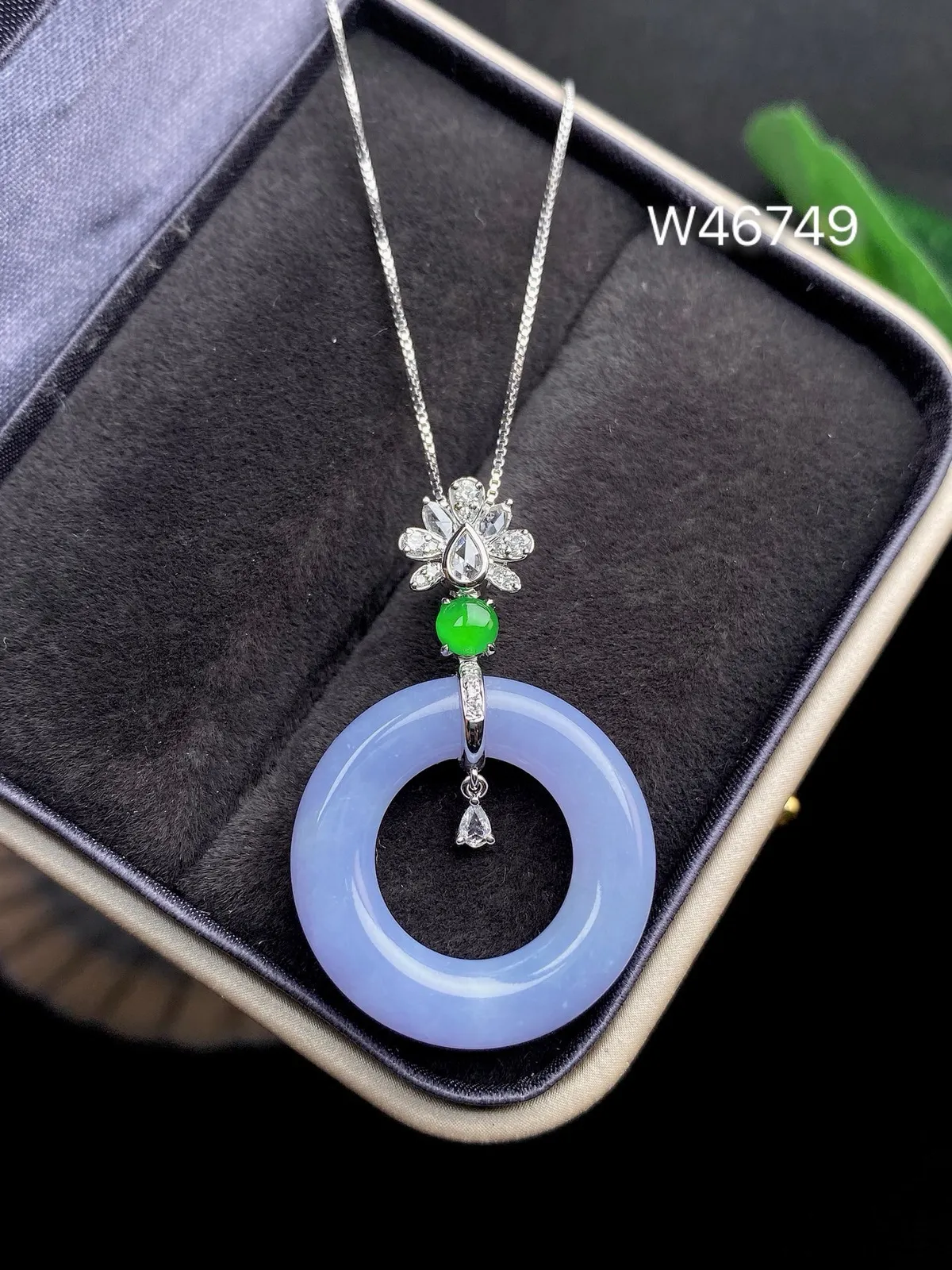 【冰种紫罗兰扣】甜甜圈，质地细腻，冰感十足，通透闪亮，18k金钻镶嵌，裸石尺寸21.9*4.9毫米