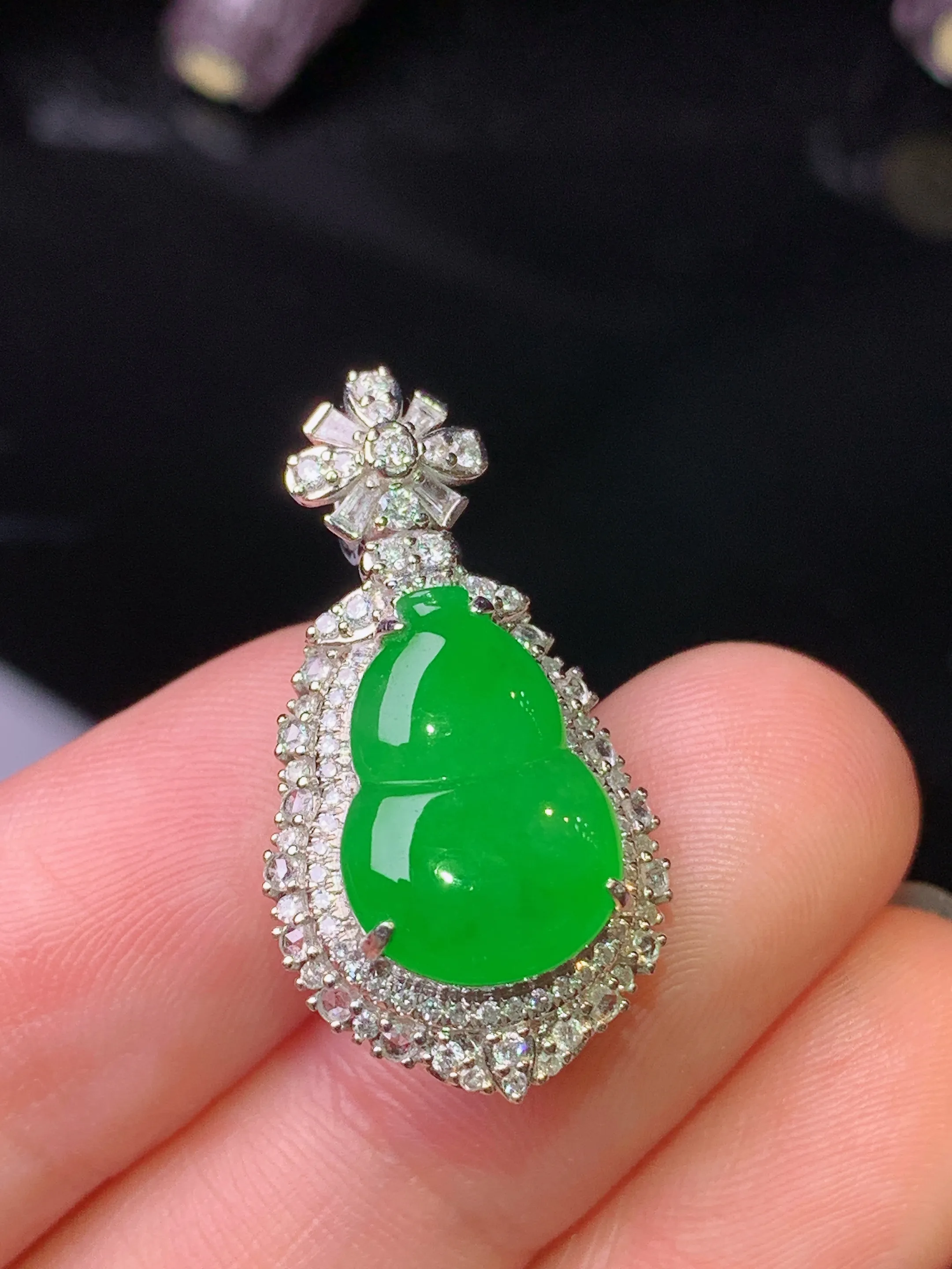 18k金钻镶嵌满绿葫芦吊坠 玉质细腻 水润亮眼 色泽艳丽 整体尺寸26.8*14.2*10.7