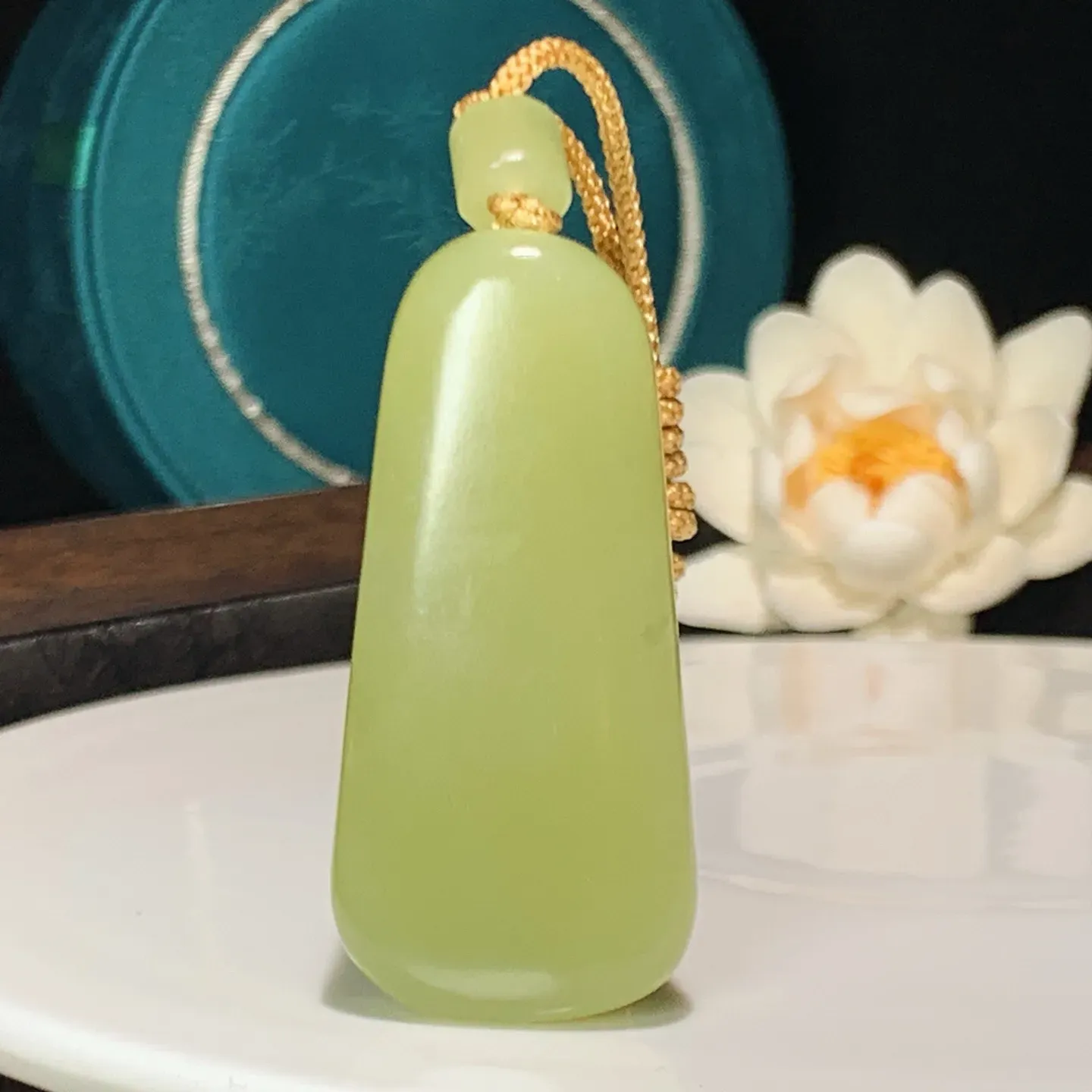 新疆和田玉若羌黄口料龙佑一方挂件。尺寸56/27/15重43克。玉质细腻油润。手推出油。佩戴高端典雅。lt251213