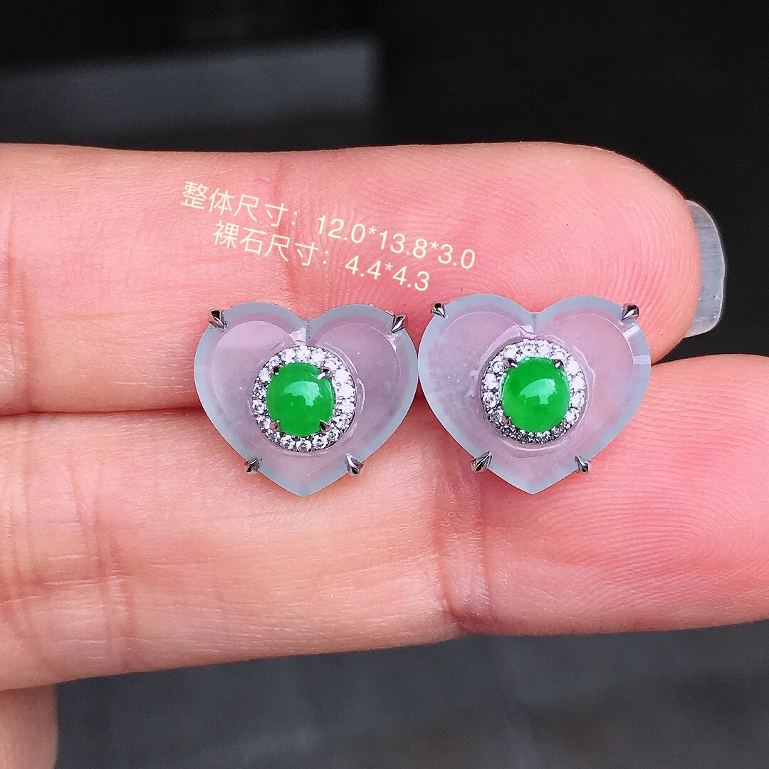 阳绿蛋面耳钉，色泽均匀艳丽，玉质细腻，荧光感超
强，饱满圆润，尽显优雅气质，18k
金豪华镶嵌