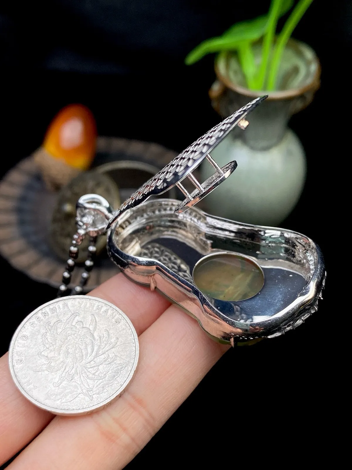 【冰种橄榄绿观音】质地细腻，通透度上佳，冰感十足，适合佩戴，收藏品质，18k金钻镶嵌，裸石尺寸41.5*26.9*2.9毫米