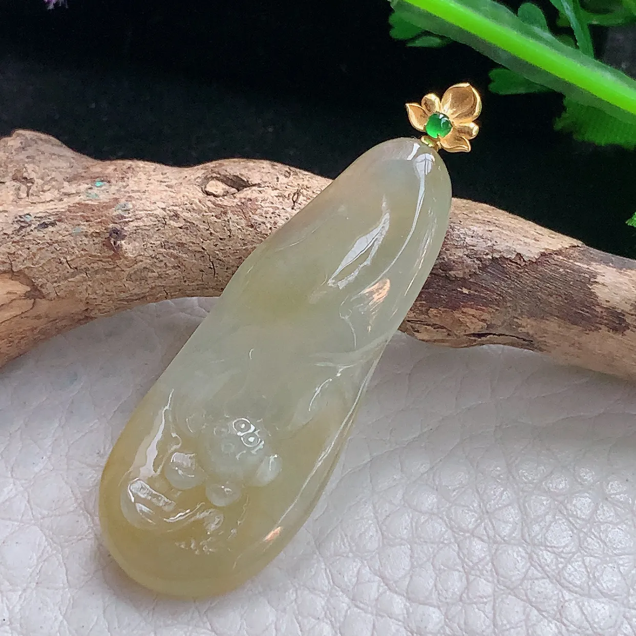 x54自然光45*15.5*5精美翡翠a货冰润冰清玉洁玉吊坠 玉挂件