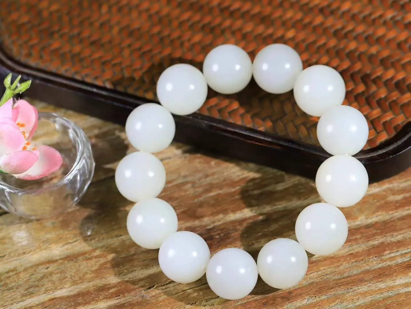 【珠圆玉润.手串】

精品和田玉白玉珠圆玉润手串 玉质温润细腻  整串打磨圆润，佩戴舒适。珠珠落玉盘