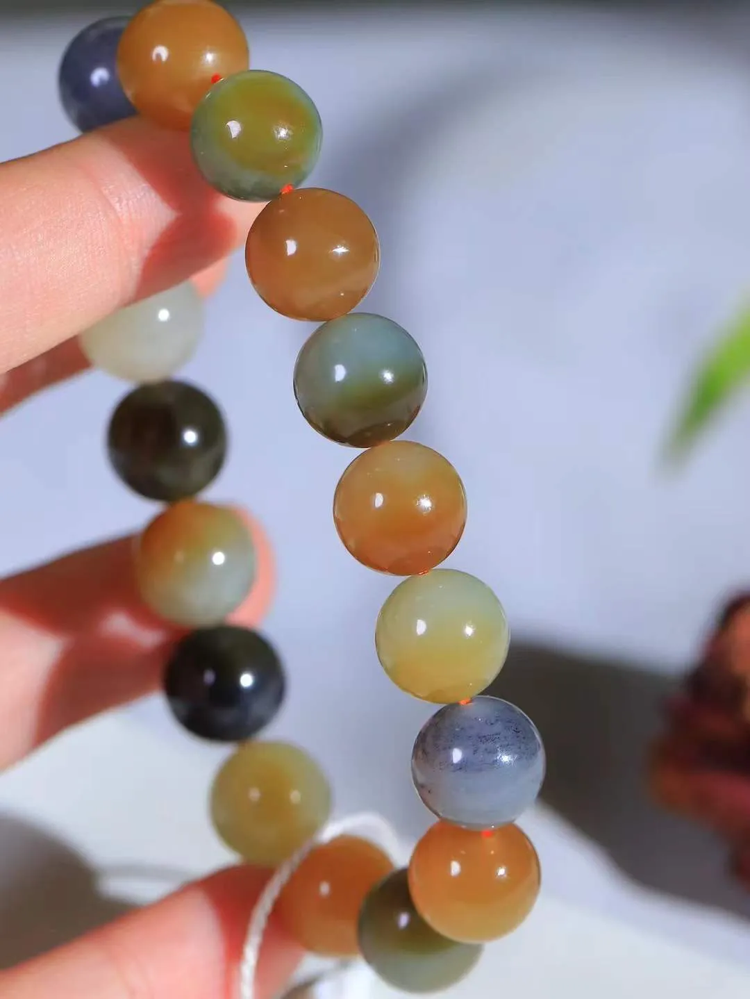 楼兰古韵.手串】

精品和田玉楼兰三色手串  温润光泽，不张扬却自显高贵；三色交织的独特纹理，低调中透露出不凡的气质，每一颗和田玉，都历经千年风沙的洗礼，凝聚着大自然的灵韵与时光的沉淀。楼兰三色，宛如大漠深处的神秘画卷，交织着历史的厚重与文化的深邃。108颗玉珠，串联起岁月的流转与心灵的宁静，佩戴之间，仿佛与古老的楼兰文明对话，感受那份独特的优雅与从容。重44.5克  尺寸取一12mm  561251224L