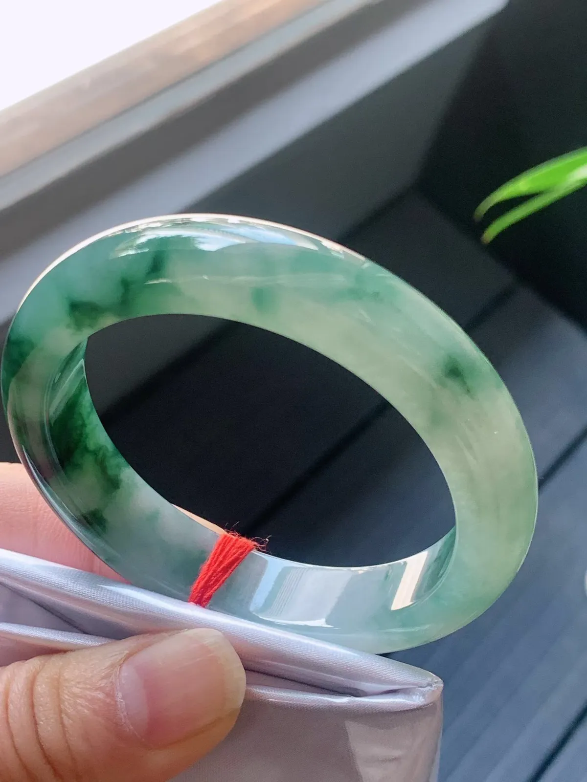 【翡翠名称】老坑种冰飘花52.8正圈口手镯
【翡翠尺寸】52.8/12/8.3mm适合51.8-54