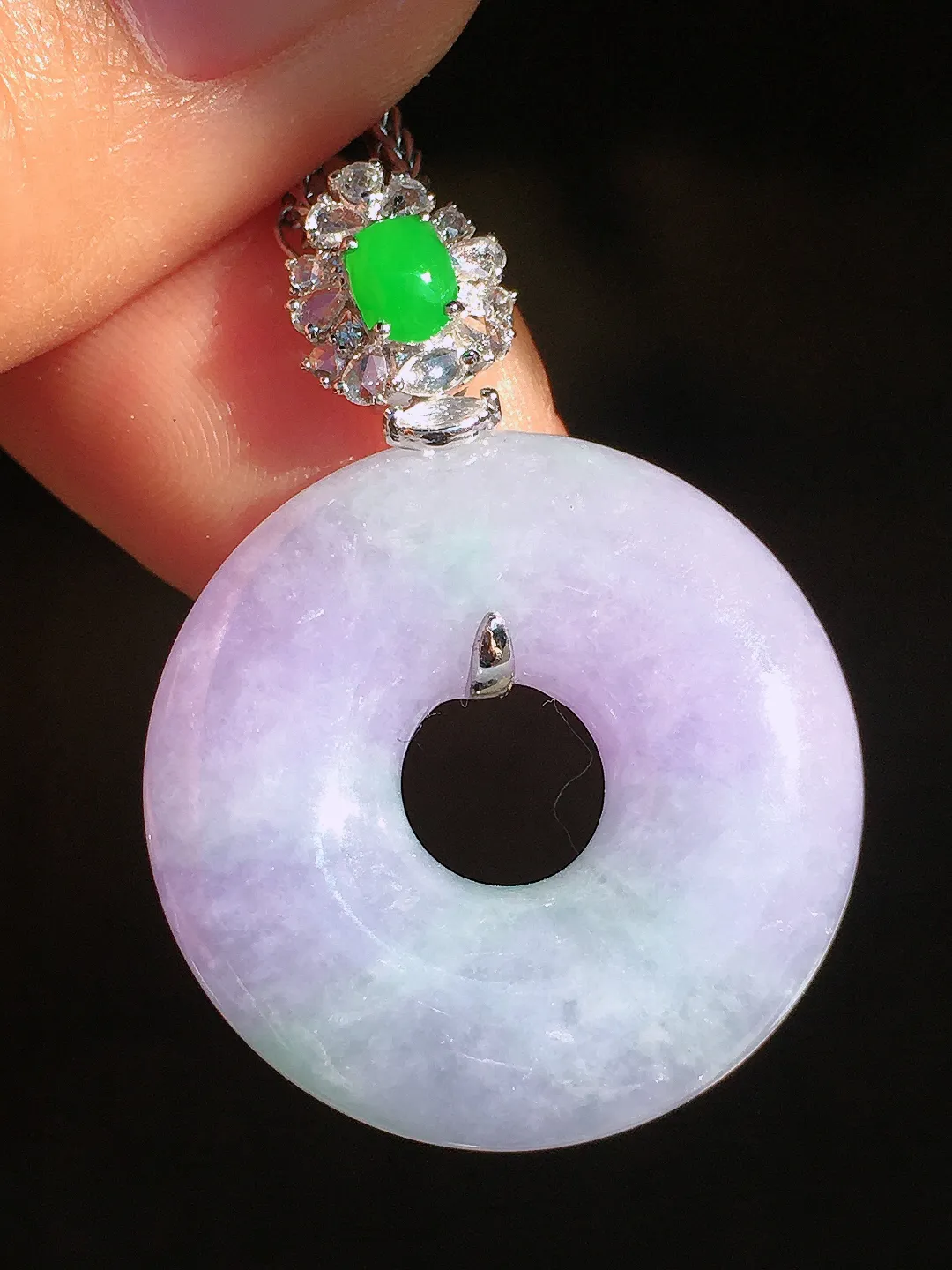 春彩平安扣吊坠，色泽艳丽，玉质细腻，荧光感超
强，饱满圆润，尽显优雅气质，18k
金豪华镶嵌