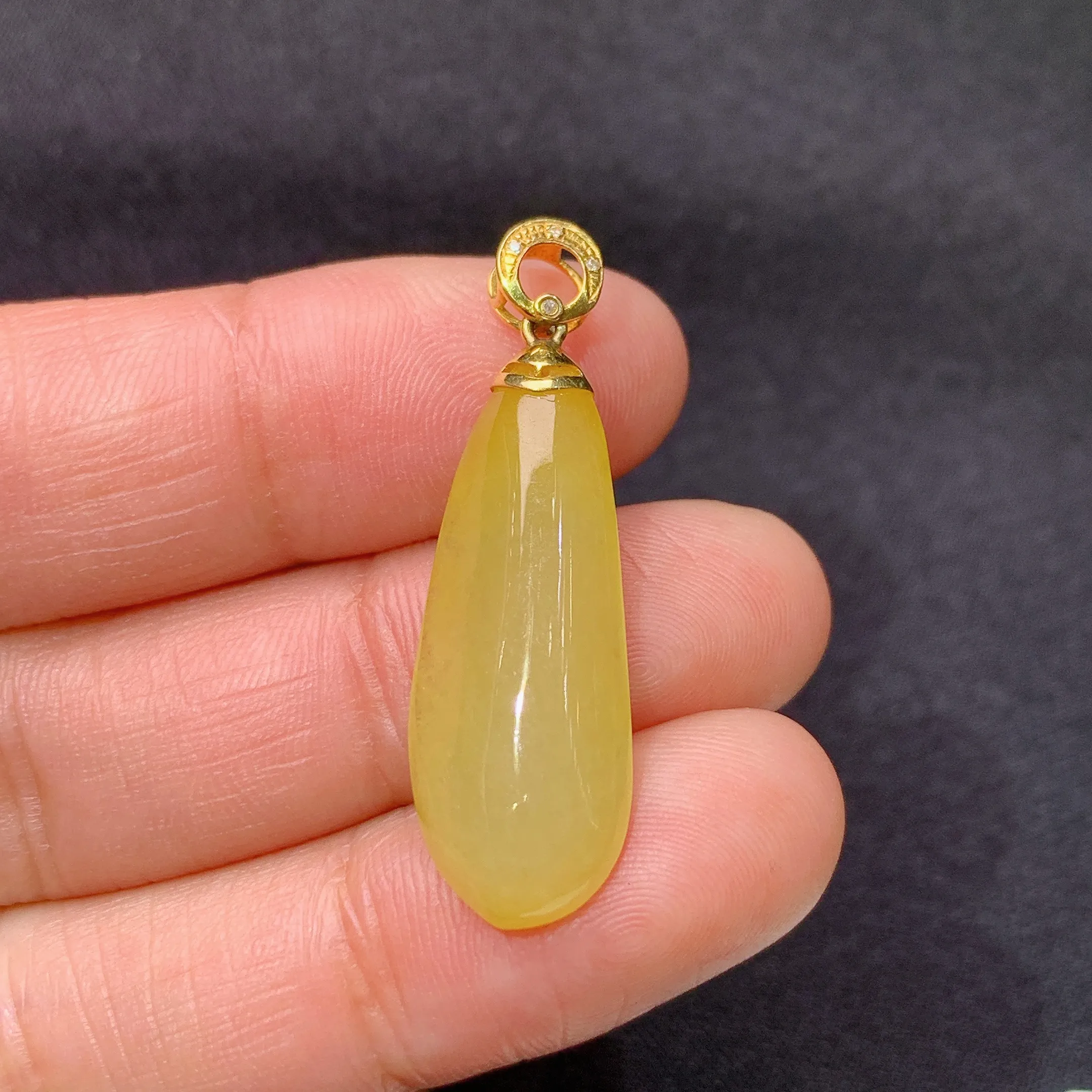 冰黄翡福瓜吊坠，18k金镶嵌，色泽鲜艳，水色超佳，wq整体尺寸34.3*10.3*4.8