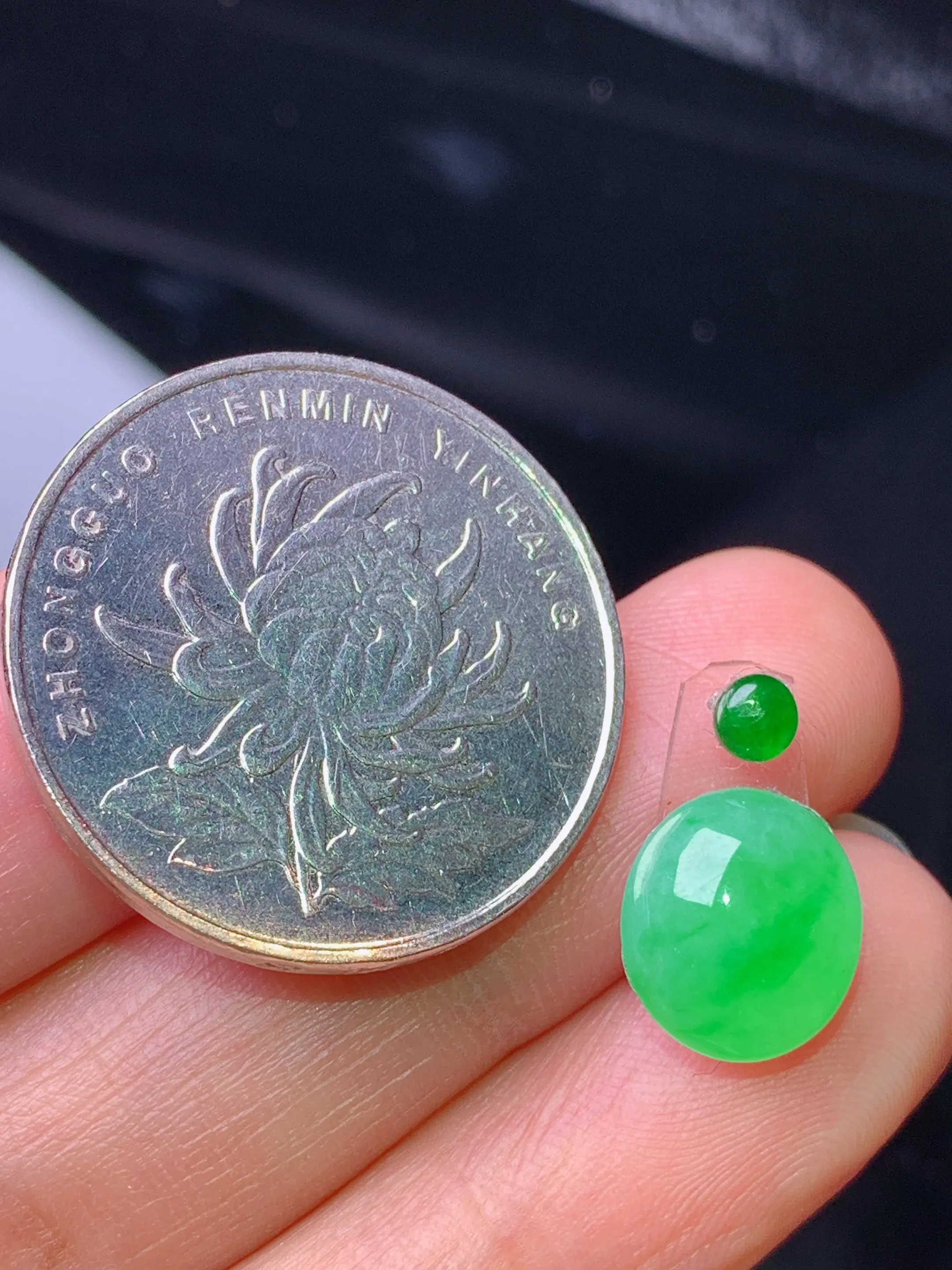 镶嵌款 翠绿蛋面吊坠 玉质细腻 水润亮眼 色泽艳丽 整体尺寸10.2*9.3*5.2
