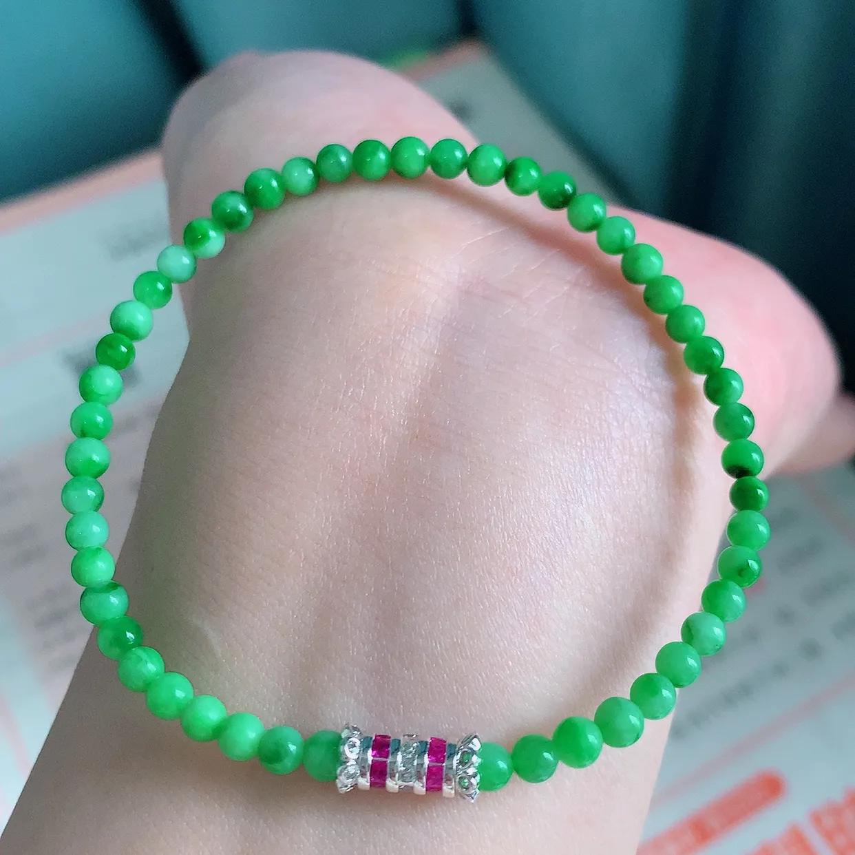 自然光实拍   冰润绿色飘花翡翠手串手链，款式新颖，佩戴效果时尚出众 尽显气质，玉质细腻，美感十足 #003.1取一尺寸3.9mm