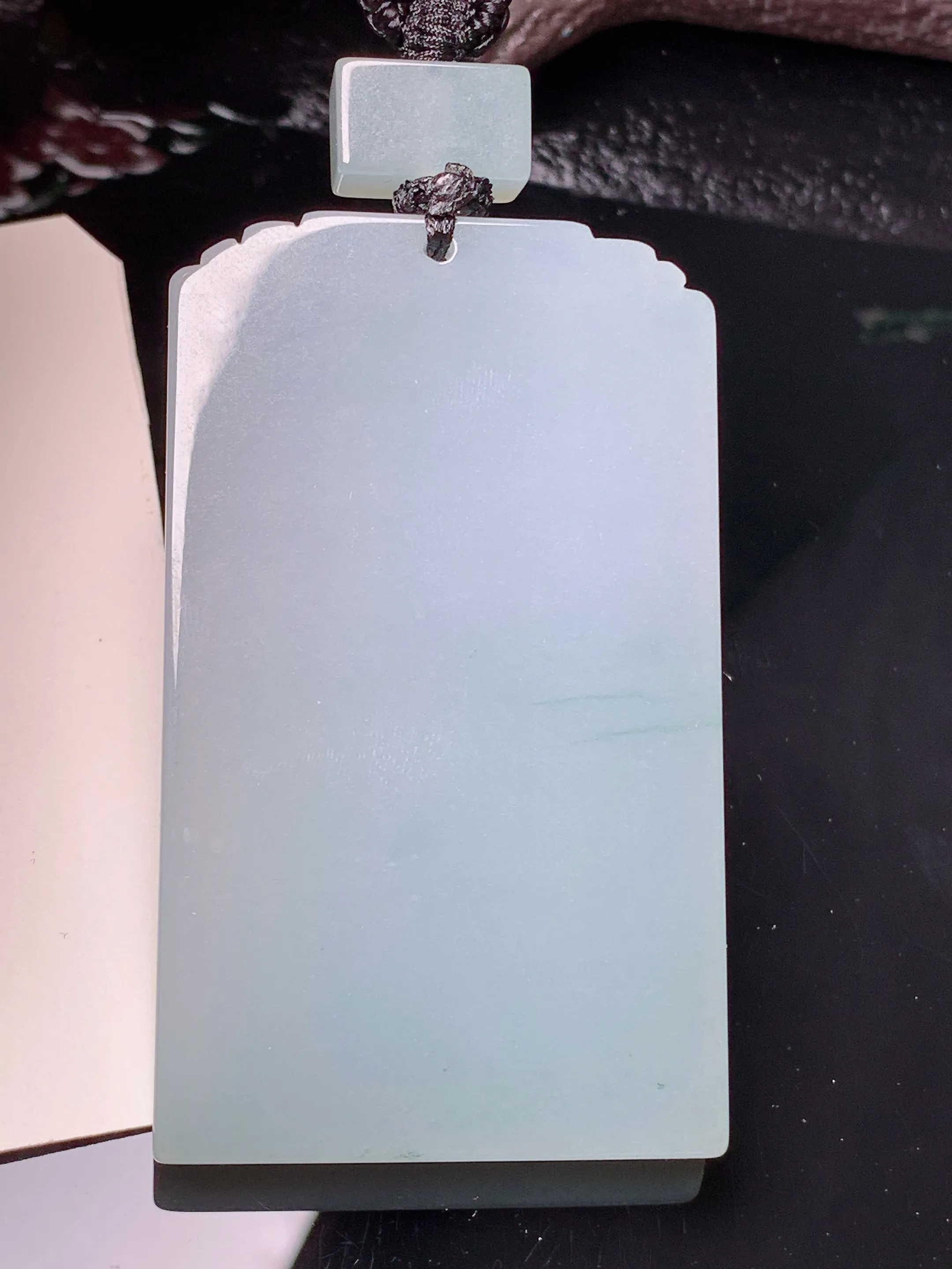 雕花无事牌吊坠 玉质细腻 水润亮眼 色泽艳丽 整体尺寸58.3*34.3*6