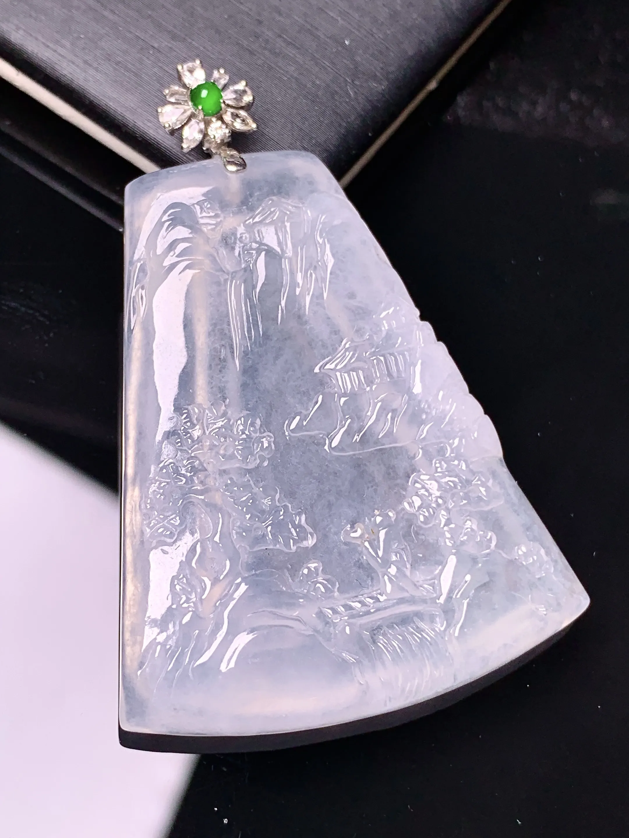 18k金钻镶嵌冰种山水牌子吊坠 玉质细腻 水润亮眼 色泽艳丽 整体尺寸49.5*34*5.2