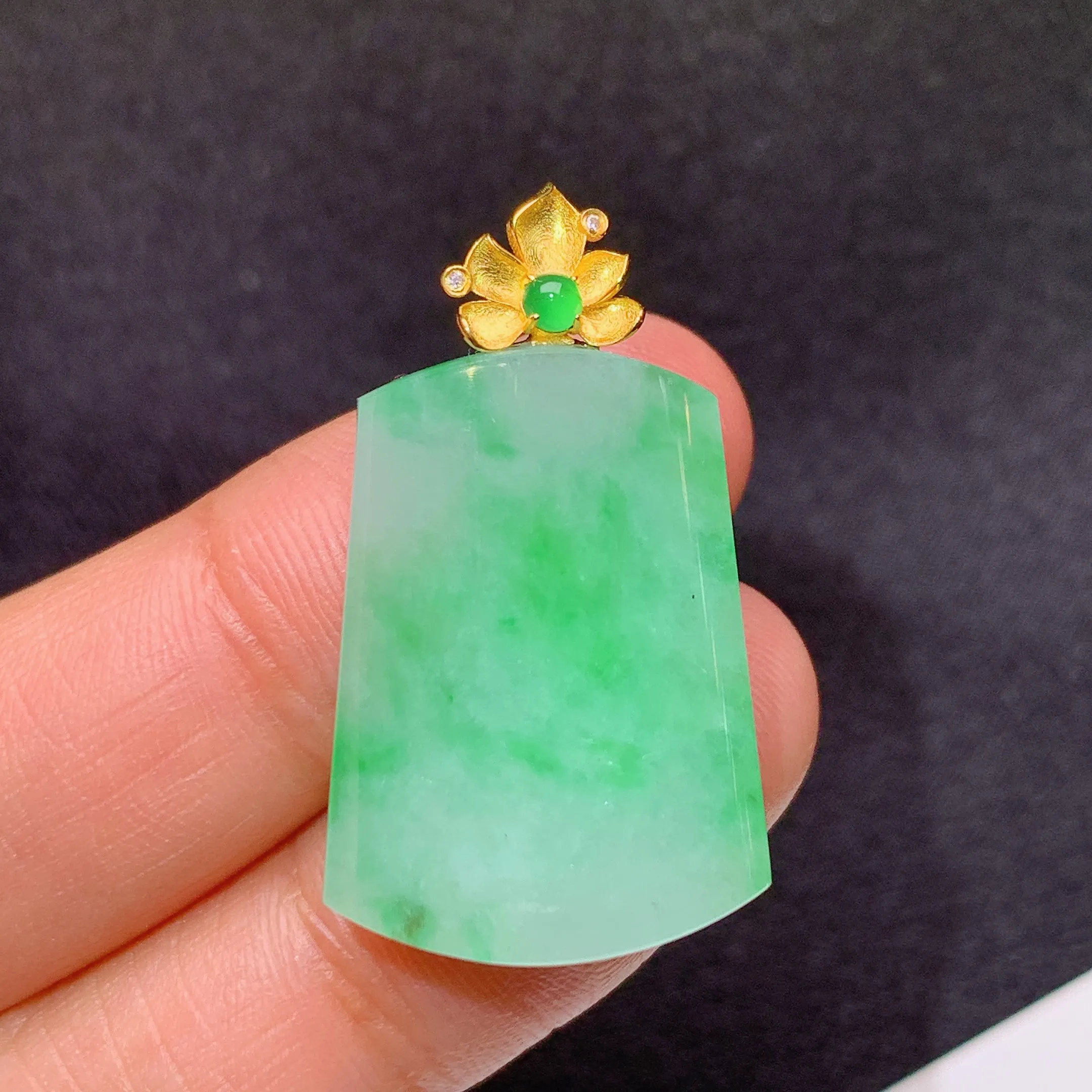 冰飘绿无事牌吊坠，18k金镶嵌，冰润色阳，玉质细腻，种水足，Xz整体尺寸30.9*17.9*5.5