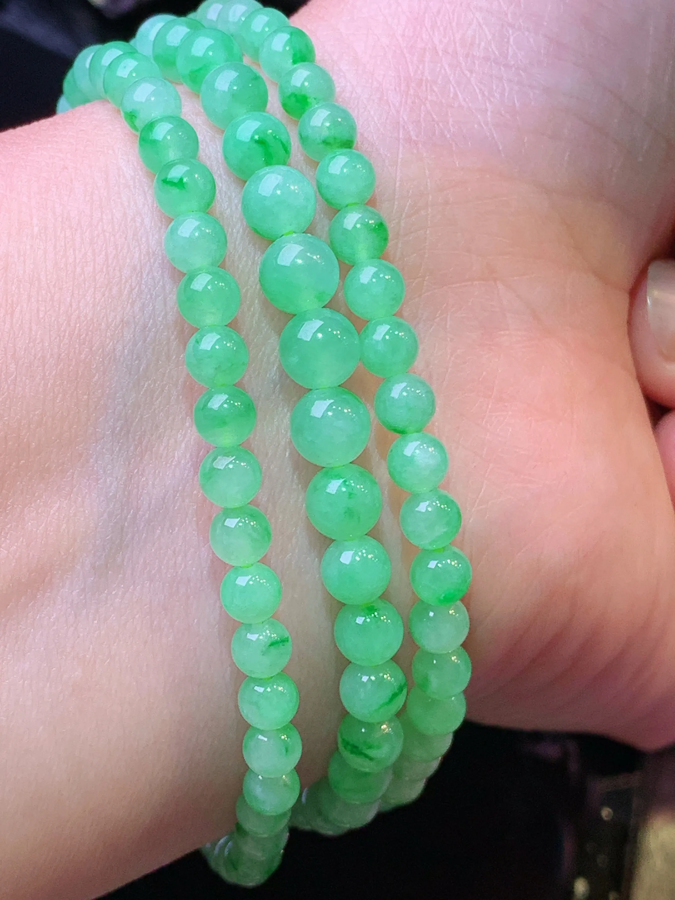 果绿圆珠项链 玉质细腻 水润亮眼 色泽艳丽 整体尺寸5.8