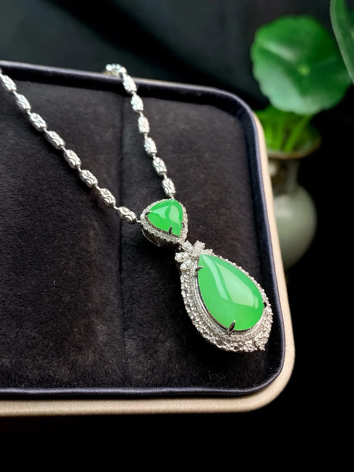 【冰种满绿水滴吊坠】种水上乘，冰感十足，通透闪亮，晶莹剔透。颜色浓郁，18K金钻精美镶嵌，裸石尺寸13.6*8.5*3.5毫米