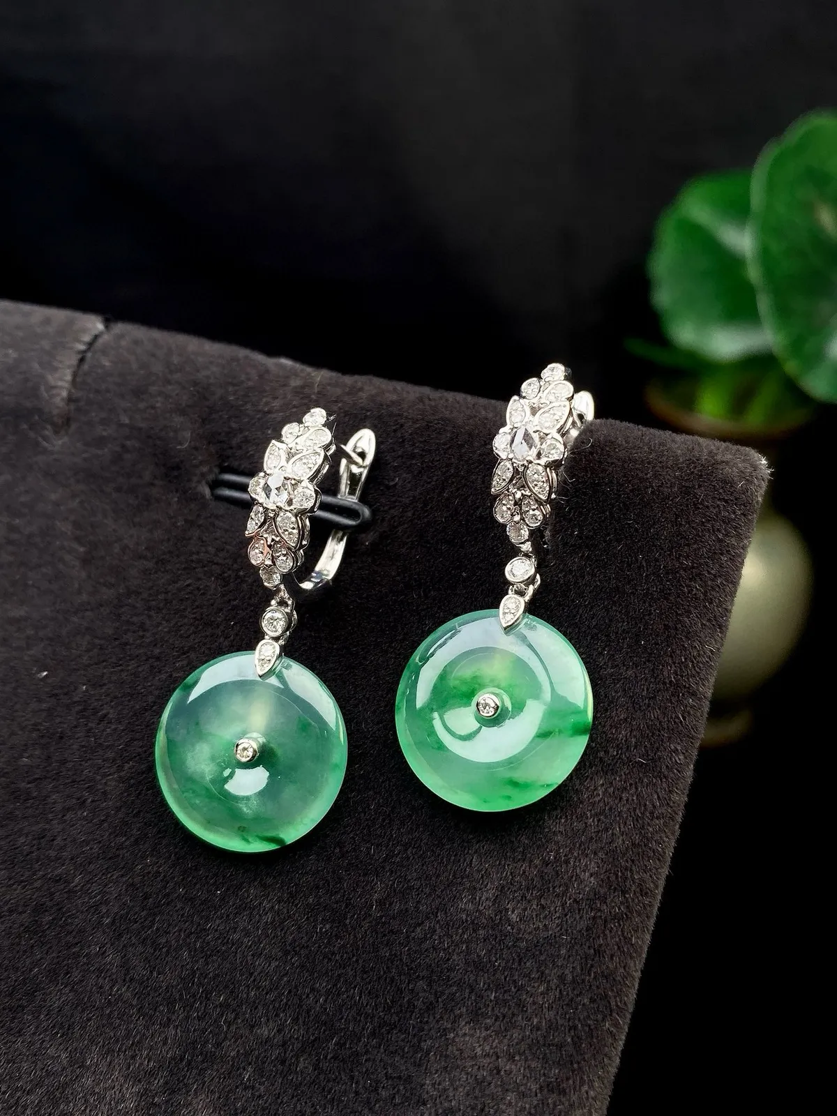 【冰种飘绿平安扣耳坠】质地细腻，冰感十足，通透闪亮，18k金钻镶嵌，裸石尺寸13.8*2.8毫米