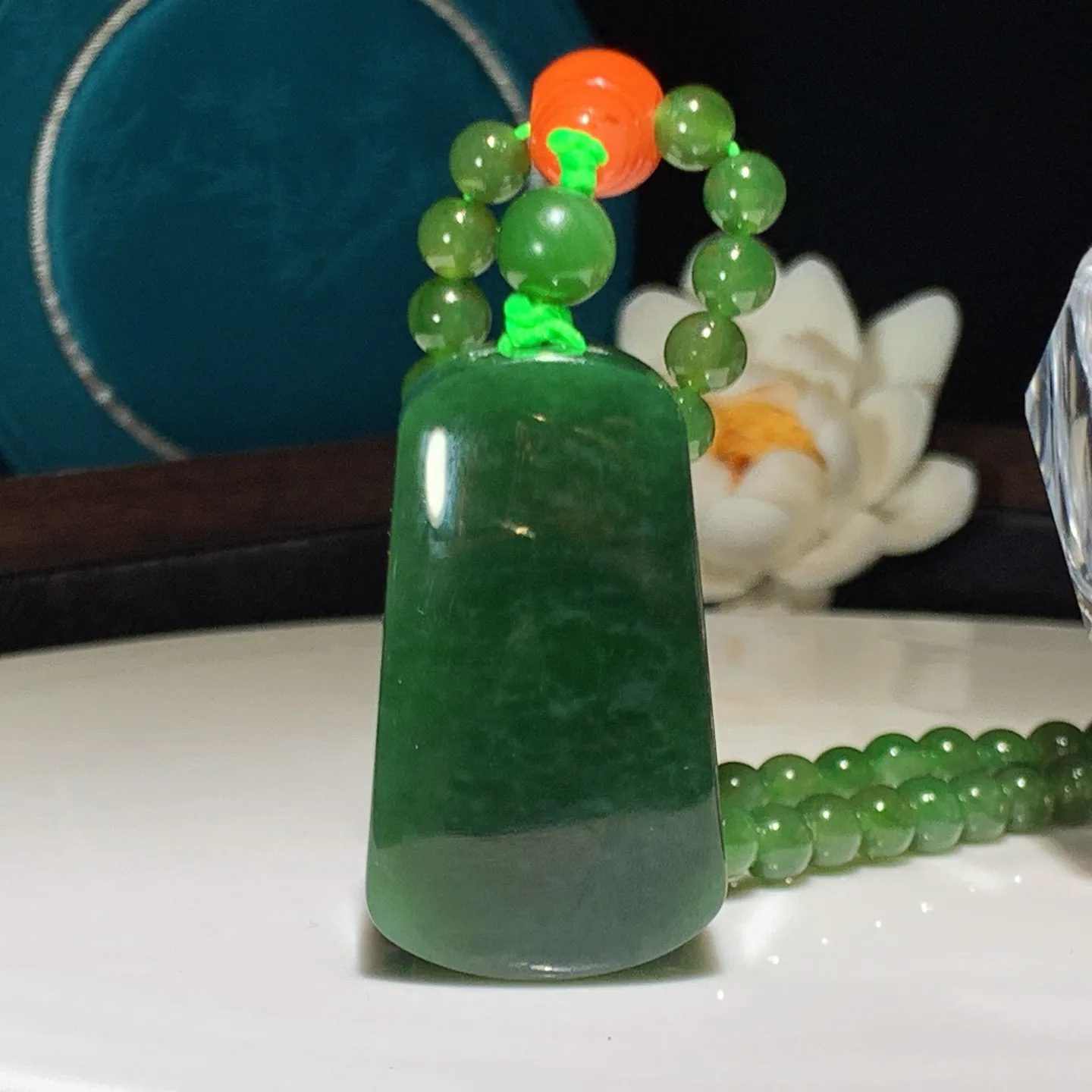 和田玉菠菜绿俄罗斯碧玉平安无事牌挂件。尺寸43/25/14重72克。玉质细腻油润。手推出油。佩戴高端