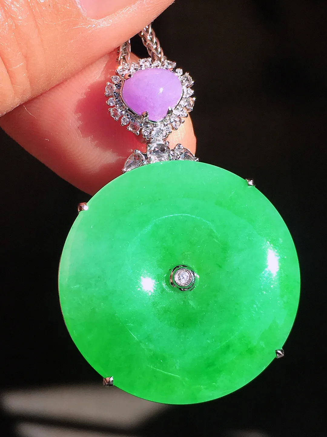 阳绿平安扣吊坠，色泽均匀艳丽，玉质细腻，荧光感超
强，饱满圆润，尽显优雅气质，18k
金豪华镶嵌