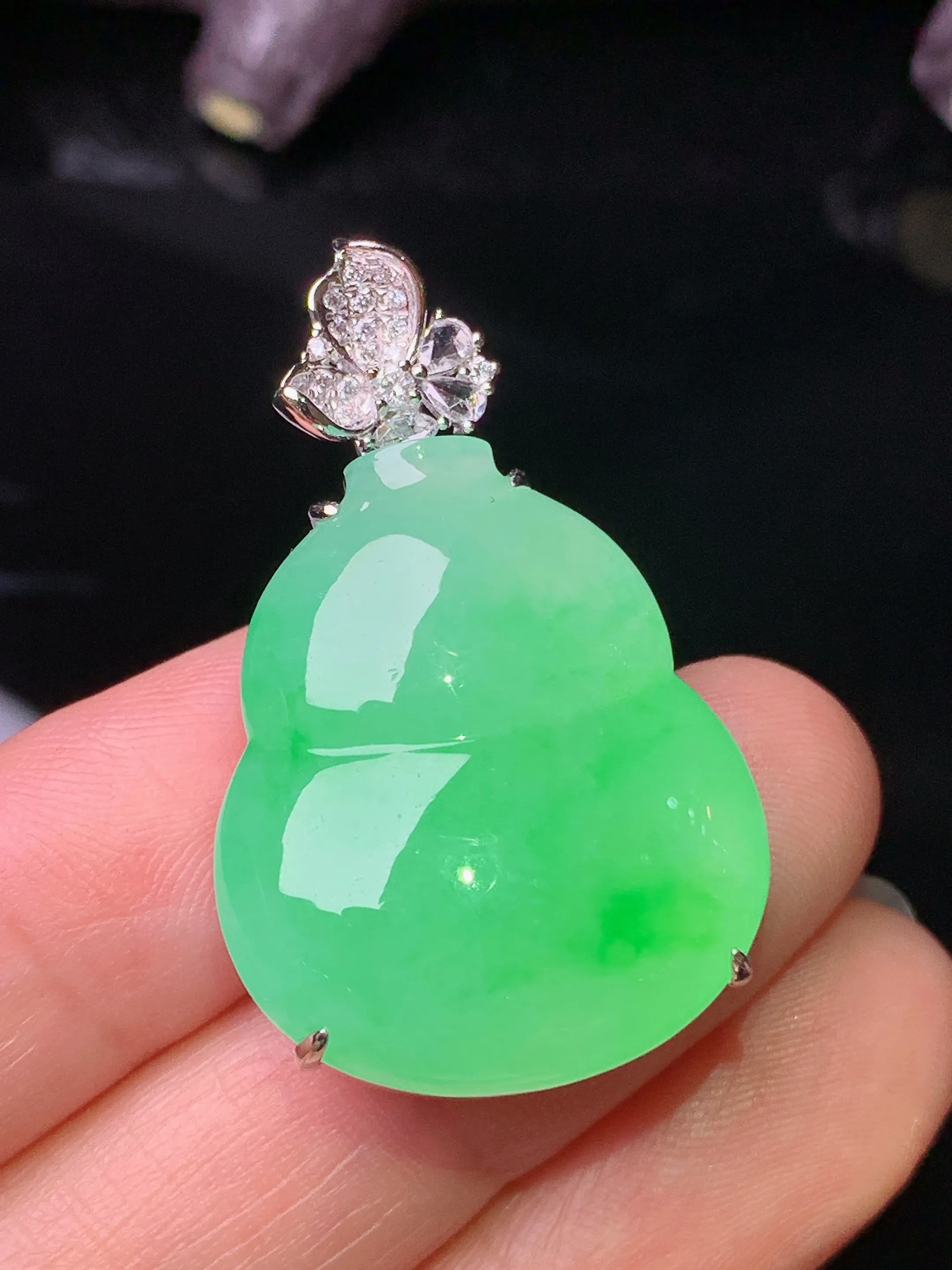 18k金钻镶嵌翠绿葫芦吊坠 玉质细腻 水润亮眼 色泽艳丽 整体尺寸35.2*21.5*10.2