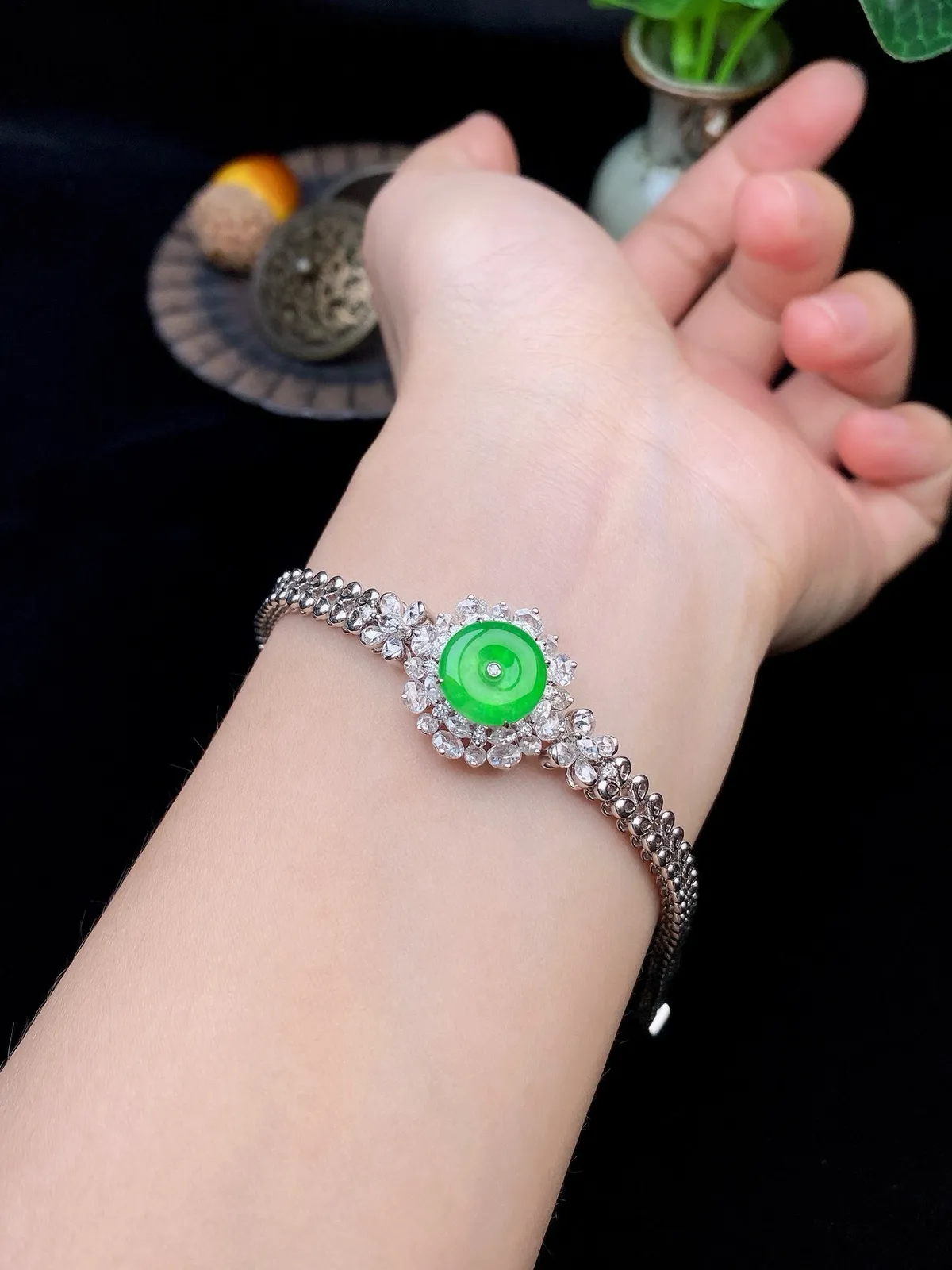 【冰种满绿平安扣手链、戒指两用款】质地非常细腻，冰润十足，种老冰透，18k金钻镶嵌，裸石尺寸18.2*8.9毫米，收藏品质