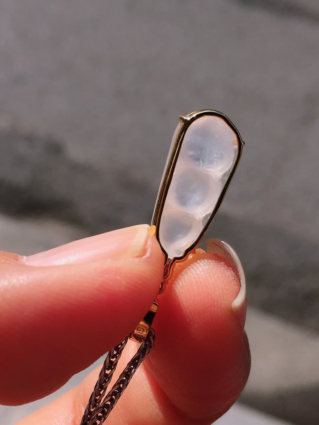 冰种福豆吊坠，玉质细腻，荧光感超
强，饱满圆润，尽显优雅气质，18k
金豪华镶嵌