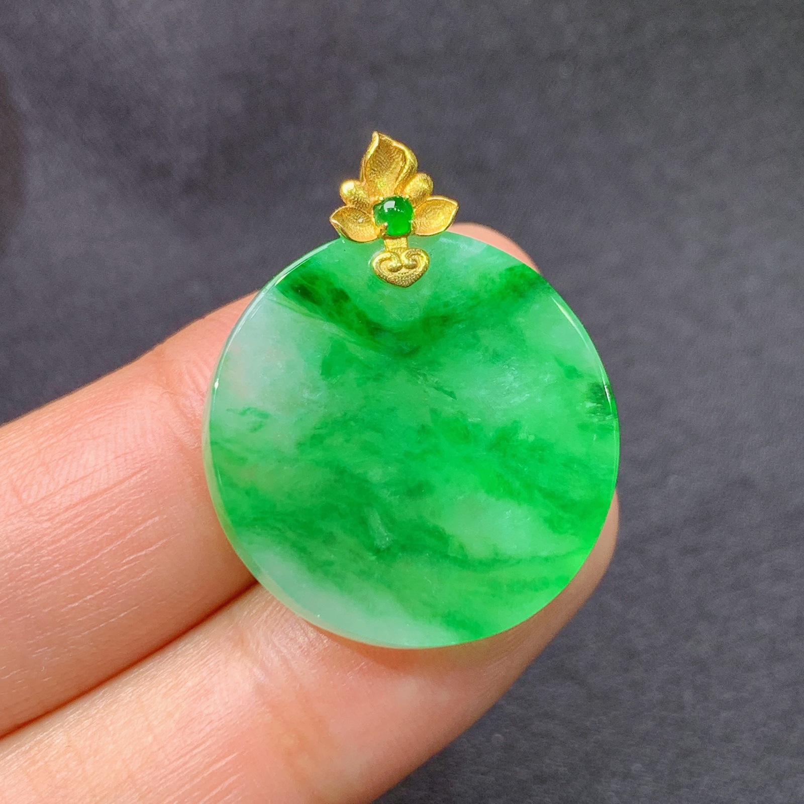 飘绿圆牌吊坠，18k金镶嵌，冰润色阳，种水足，My 尺寸27.3*22.3*3