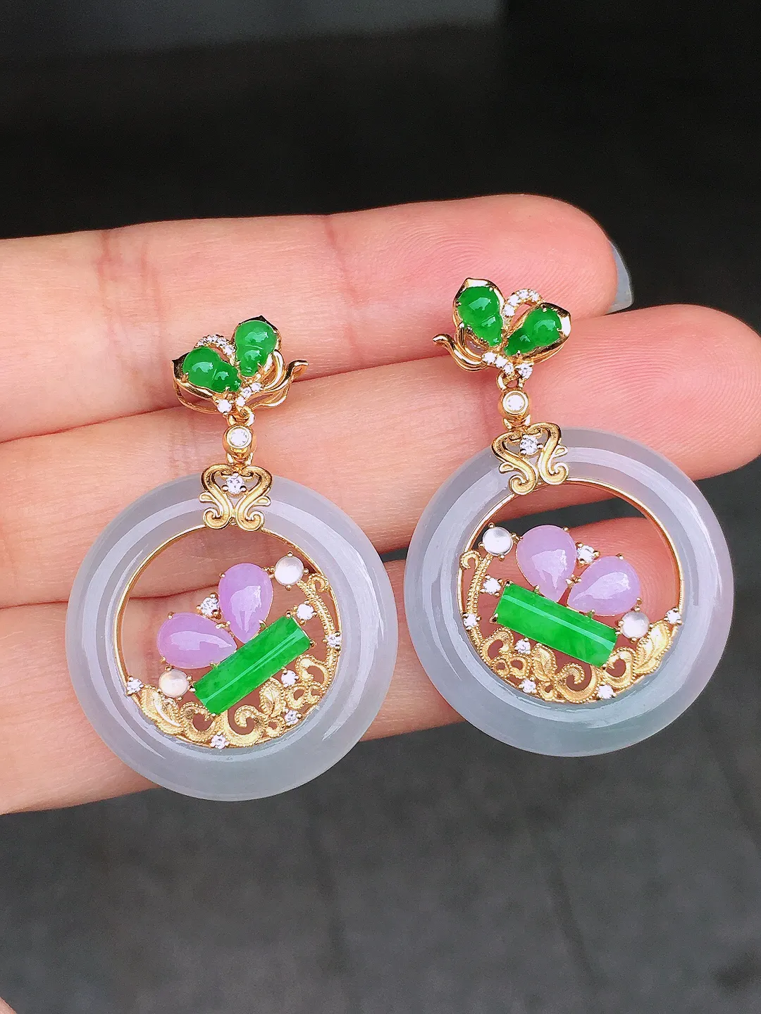 三彩特色平安扣耳坠，色泽均匀艳丽，玉质细腻，荧光感超
强，饱满圆润，尽显优雅气质，18k
金豪华镶嵌