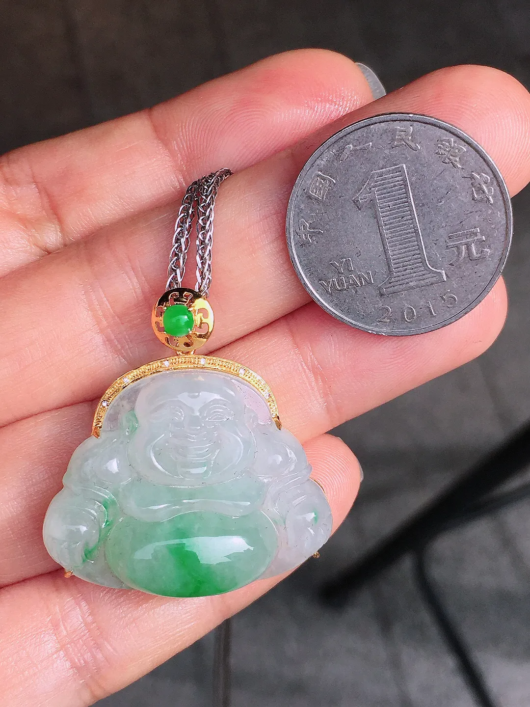 冰种飘绿佛公吊坠，色泽艳丽，玉质细腻，荧光感超
强，饱满圆润，尽显优雅气质，18k
金豪华镶嵌