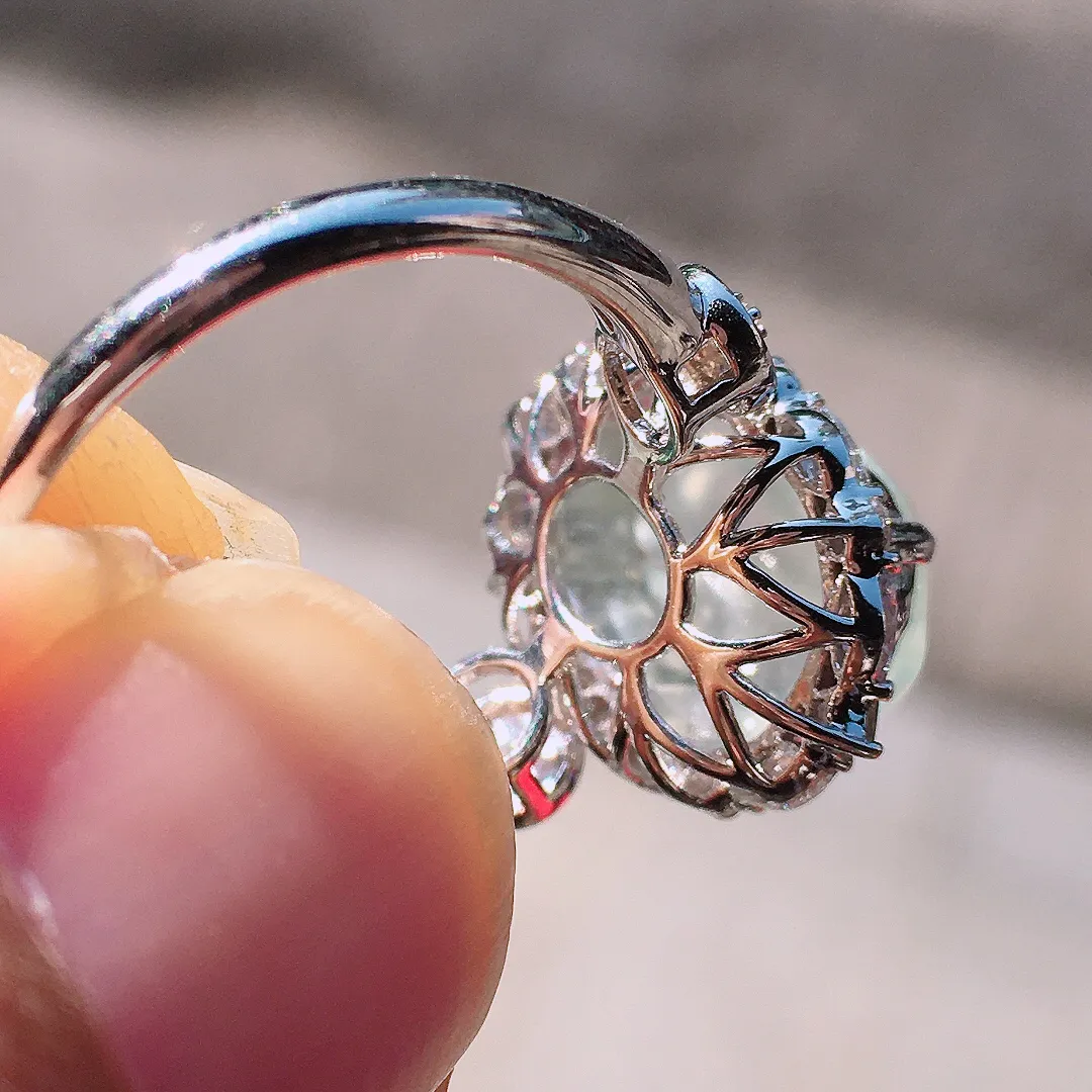 冰种貔貅戒指，玉质细腻，荧光感超
强，饱满圆润，尽显优雅气质，18k
金豪华镶嵌