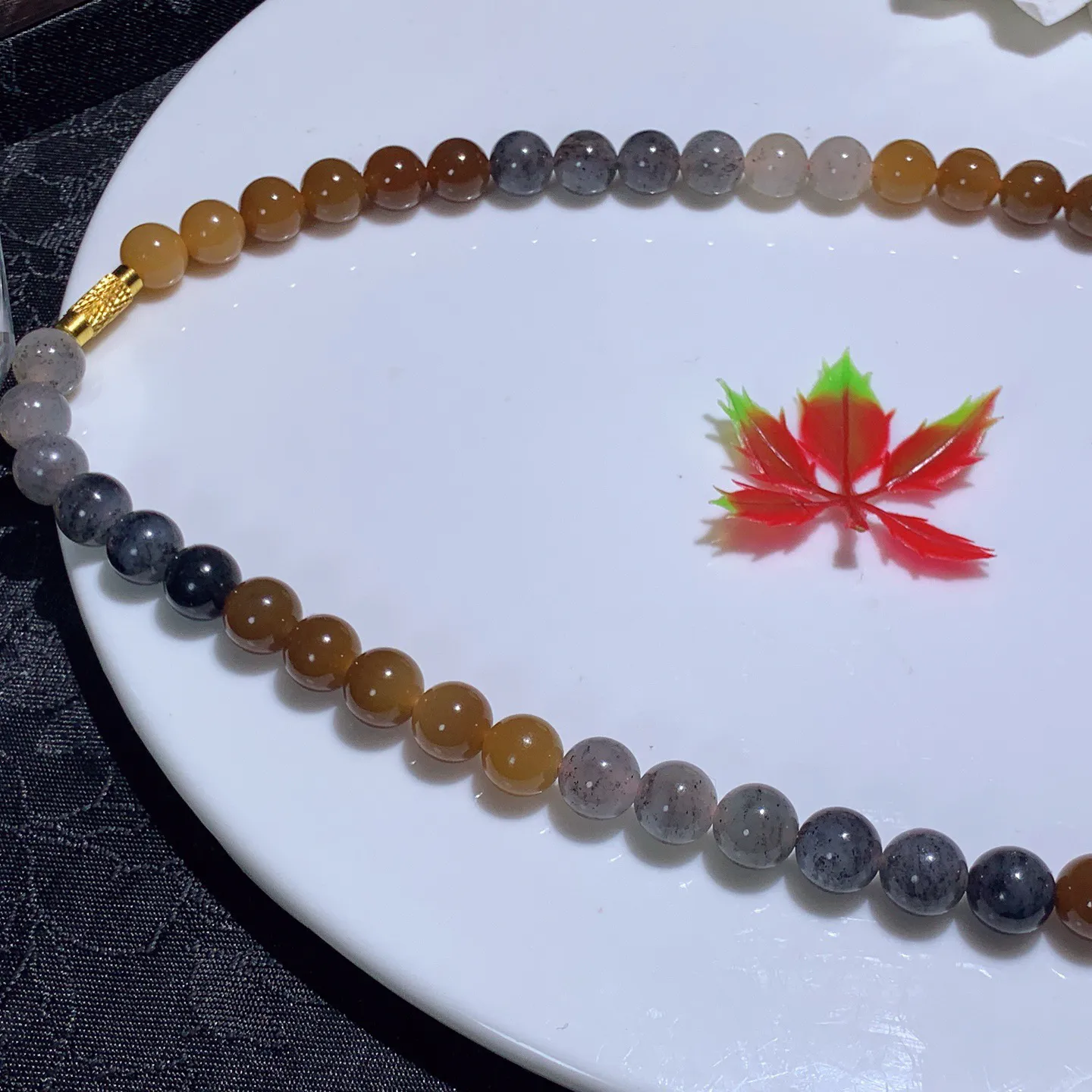 新疆和田玉楼兰三色项链。楼兰三色妈妈链。单颗尺寸8！玉质细腻油润。手推出油。佩戴高端典雅。lt251213