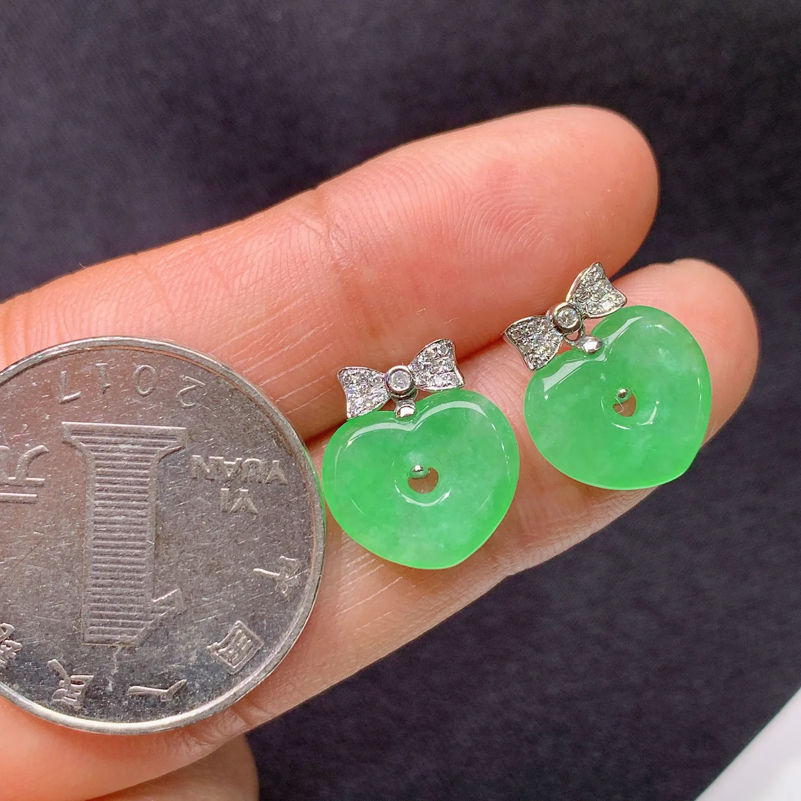 翠绿爱心耳坠，18k金镶嵌，简约时尚，冰润色阳，种水足，Be 尺寸10.5*12*2.3