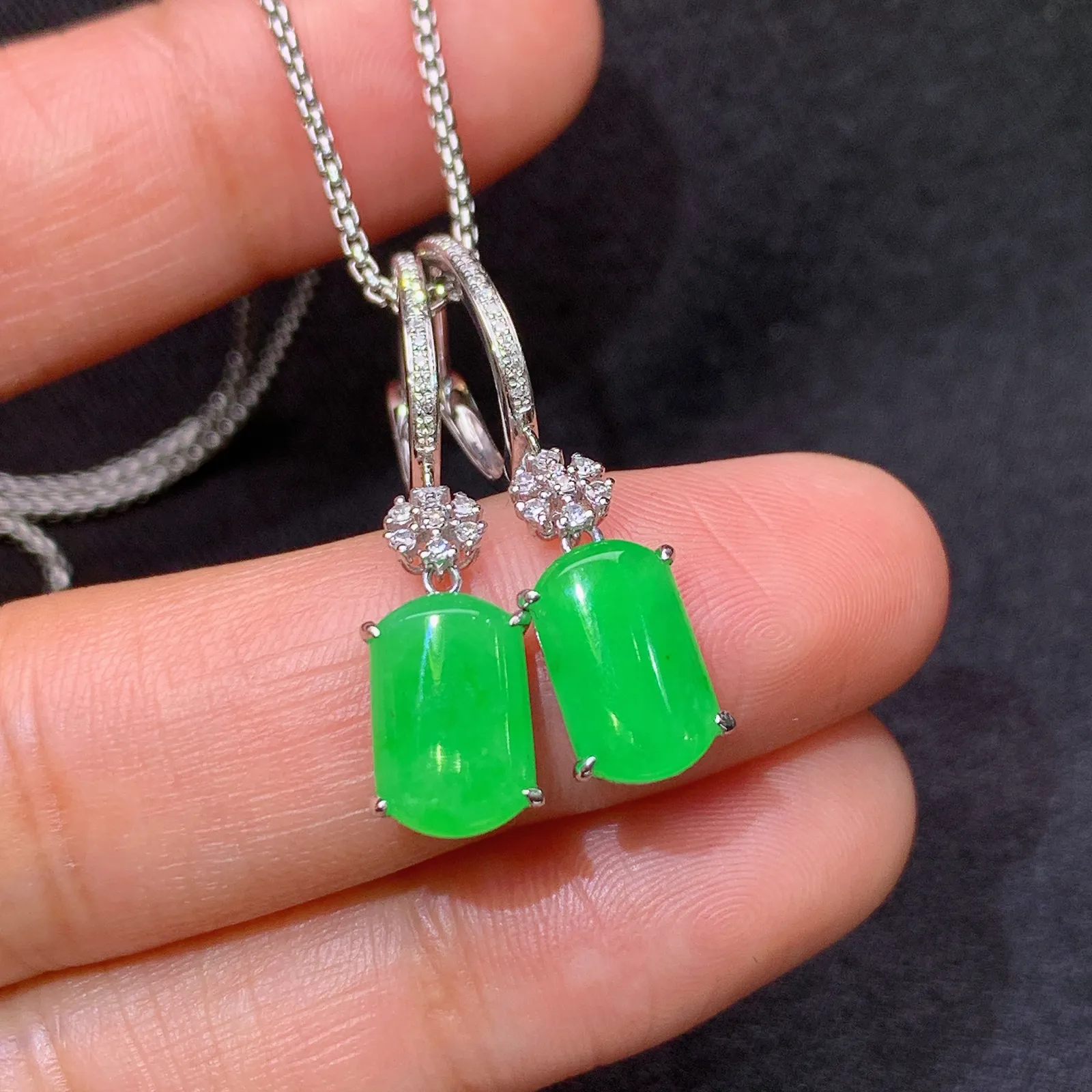 阳绿马鞍耳坠，18k金镶嵌，简约时尚，冰润色阳，种水足，Yt 尺寸9.3*5.8*2