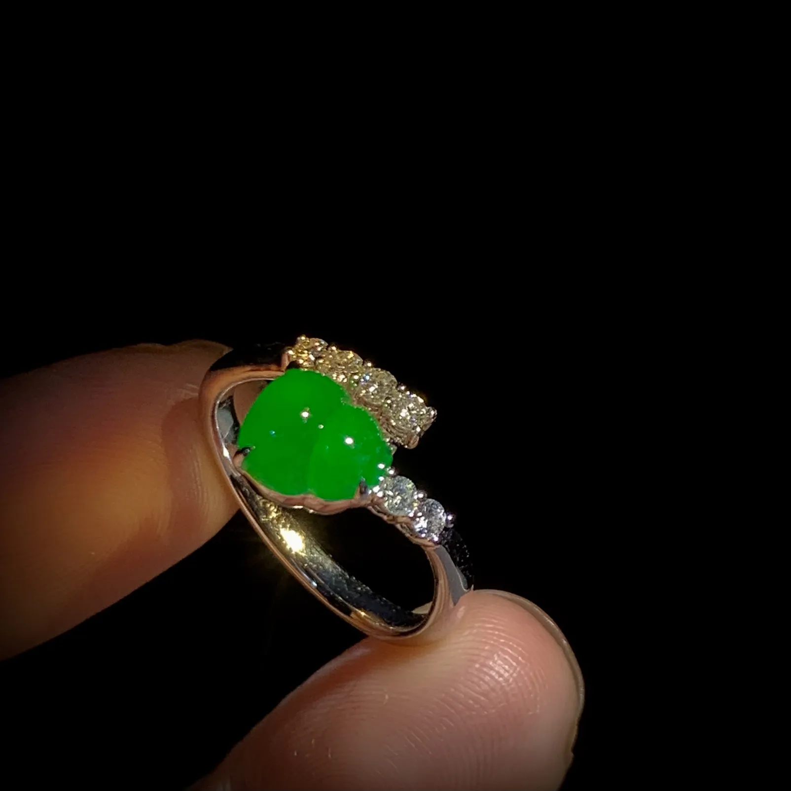 高品质绿葫芦戒指，裸石7.8-7.3-3mm，
14#，18K金，南非钻，3.43g，