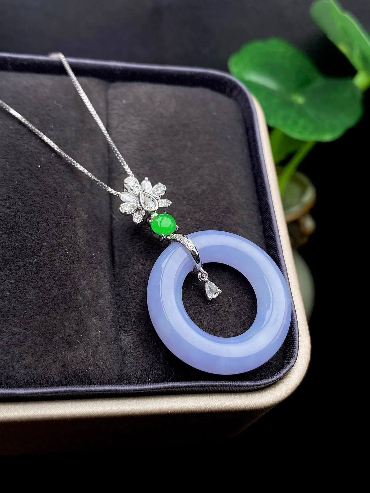 【冰种紫罗兰扣】甜甜圈，质地细腻，冰感十足，通透闪亮，18k金钻镶嵌，裸石尺寸21.9*4.9毫米