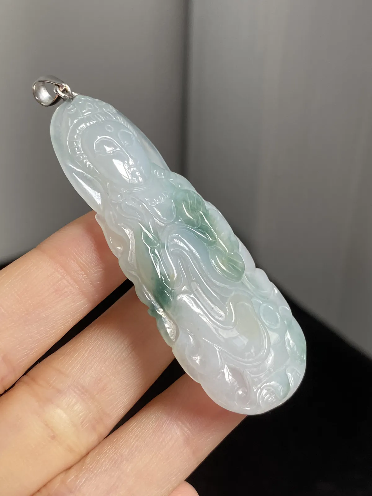 翡翠冰糯种淡绿色吊坠，印记：Au750